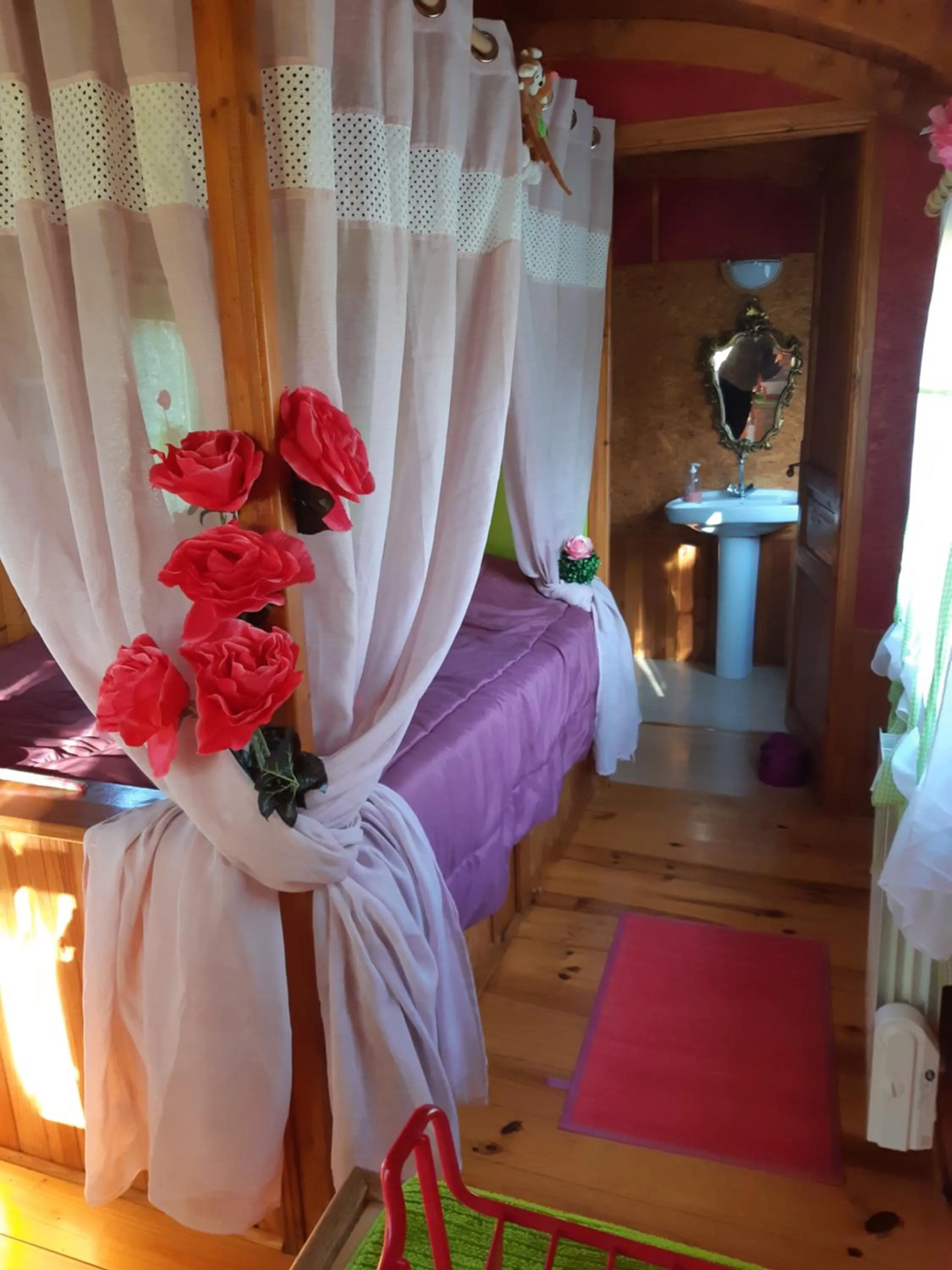 Bedroom, Bed in Roulotte La Verdine