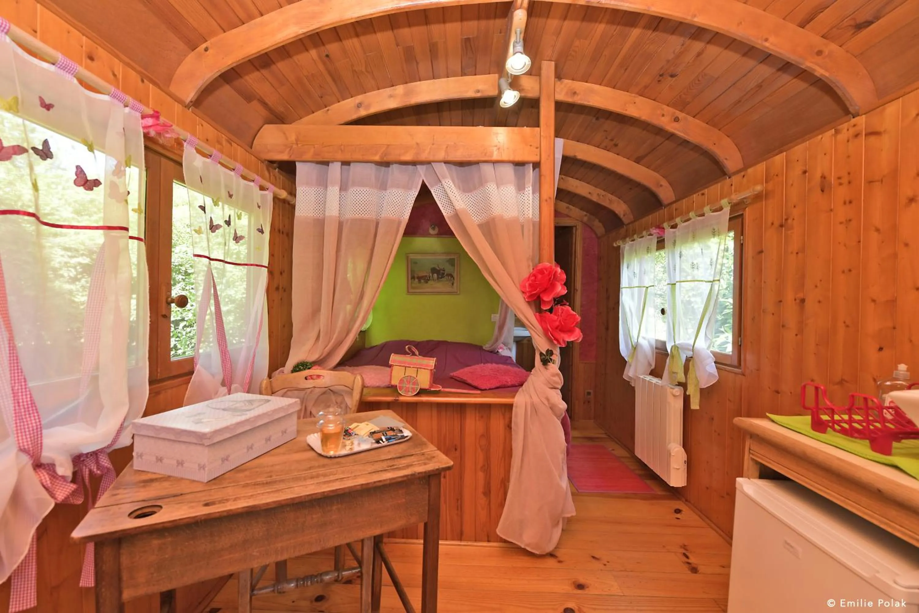 Dining area in Roulotte La Verdine
