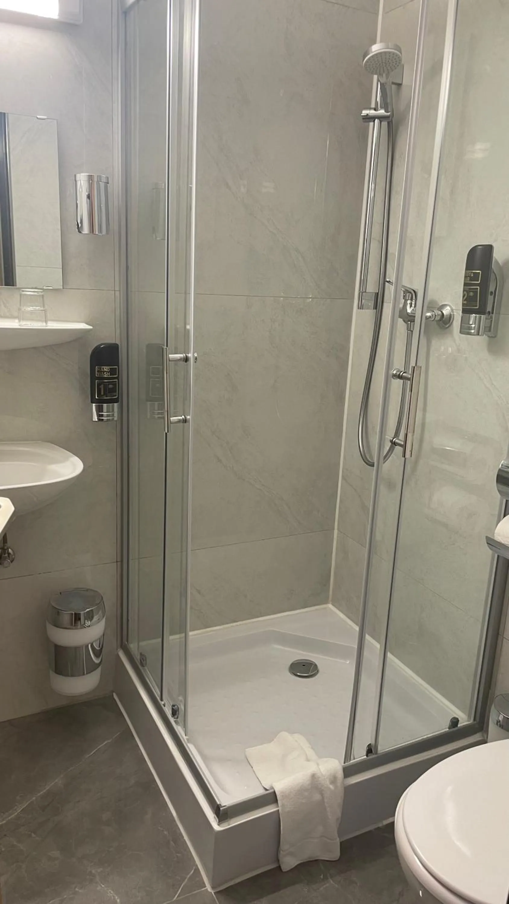 Shower in Hotel Spreewitz am Kurfürstendamm