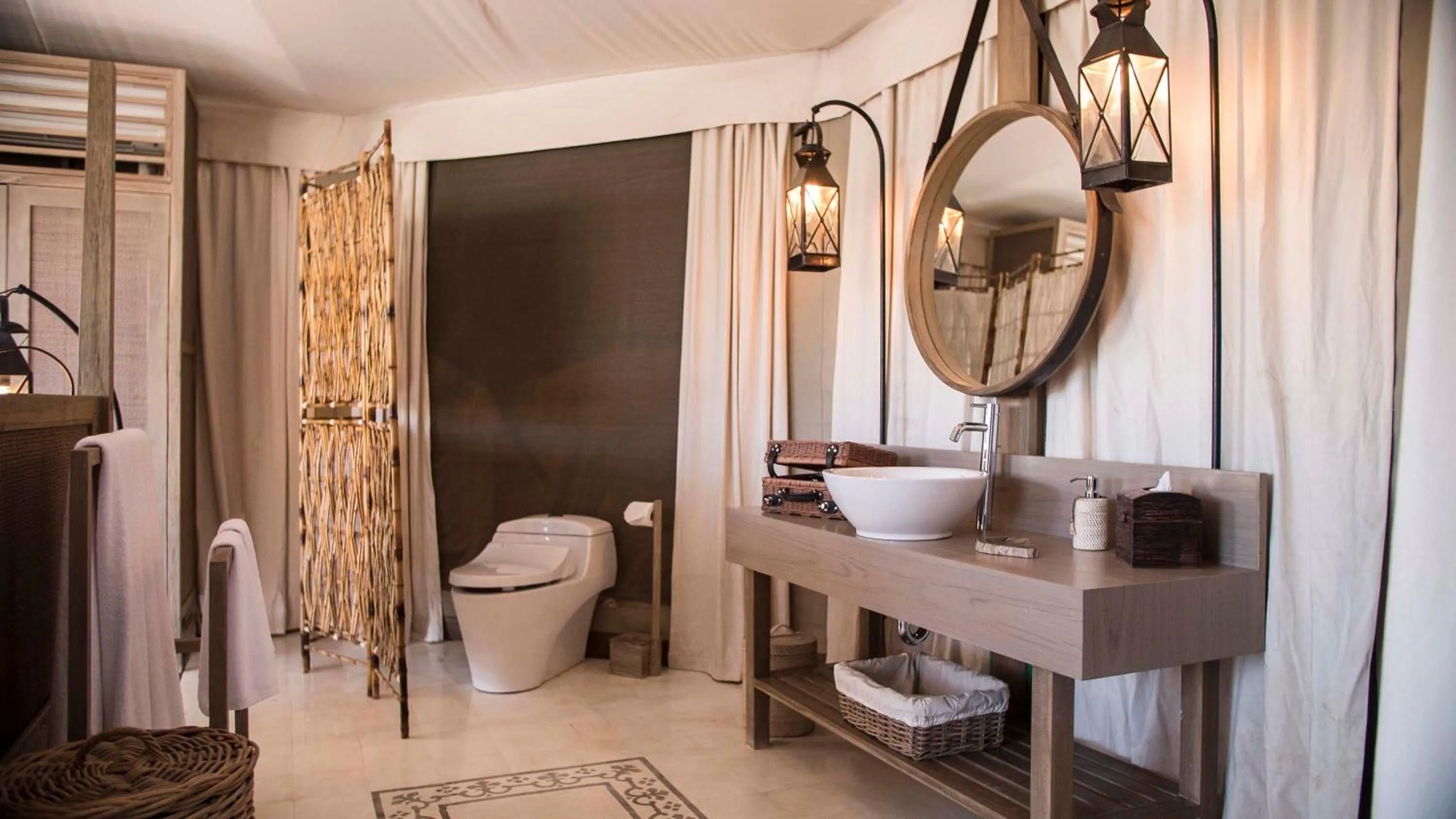 Toilet in Menjangan Dynasty Resort