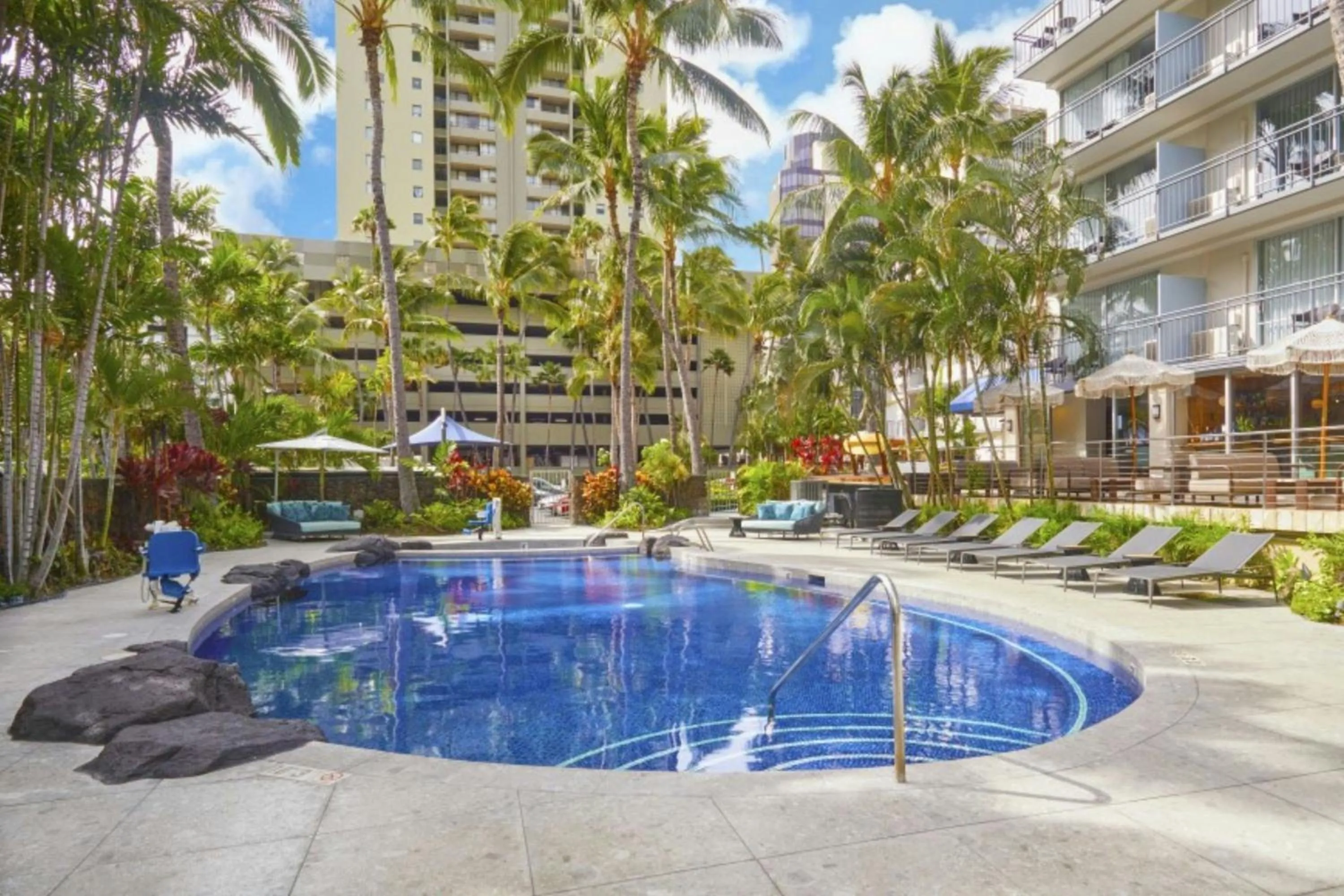Swimming pool in Courtyard by Marriott Waikiki Beach