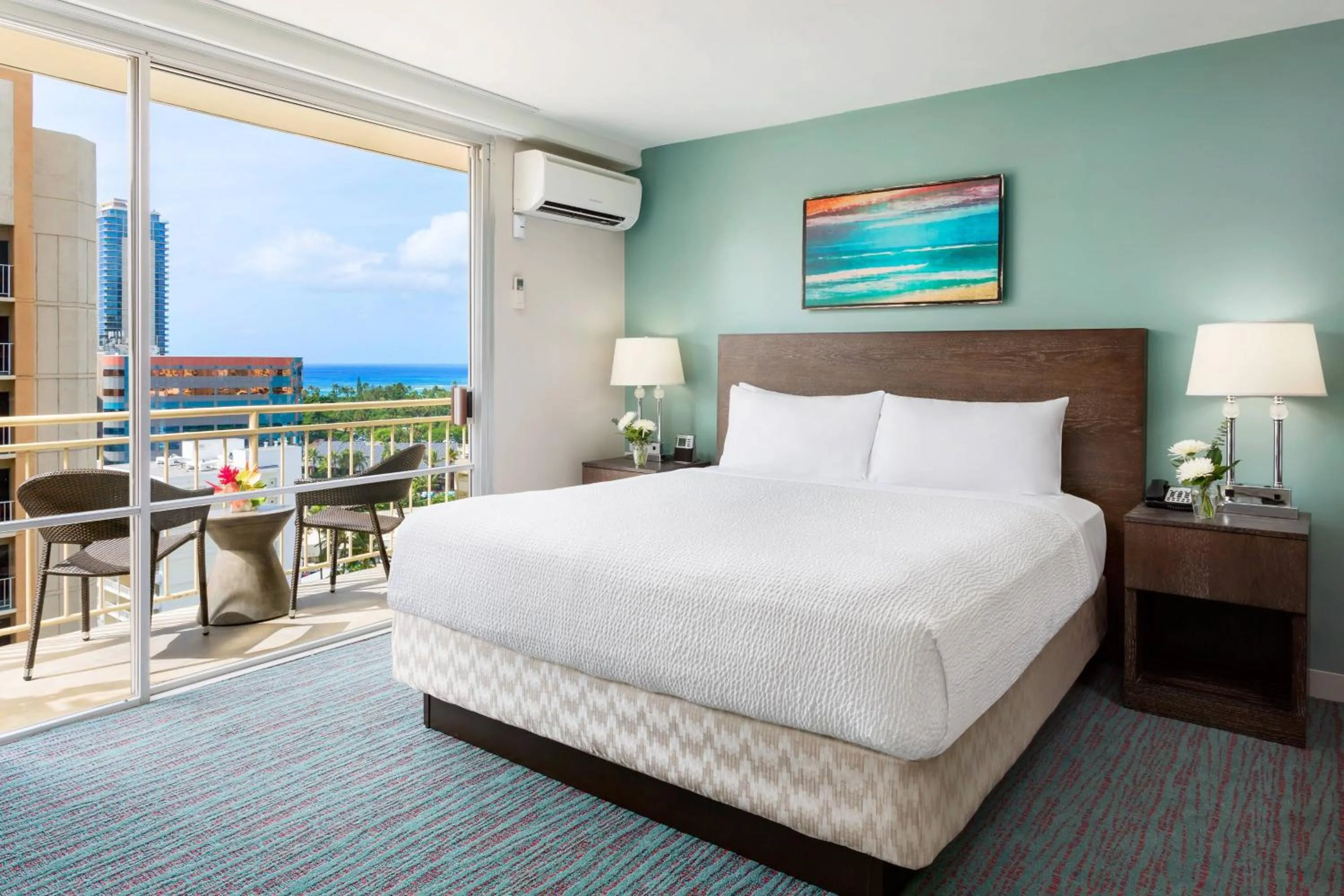 Deluxe King Room in Courtyard by Marriott Waikiki Beach