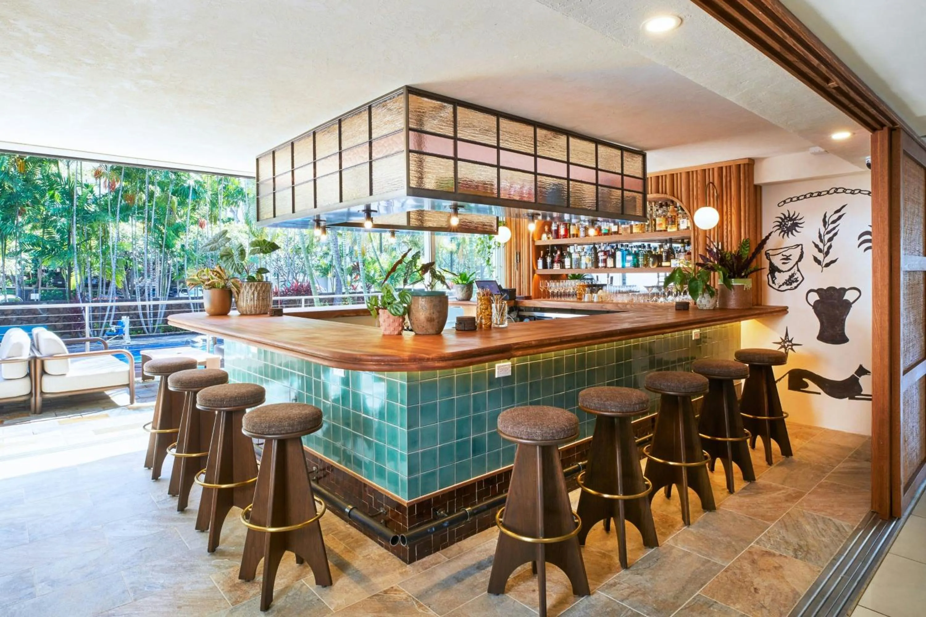 Lounge or bar in Courtyard by Marriott Waikiki Beach