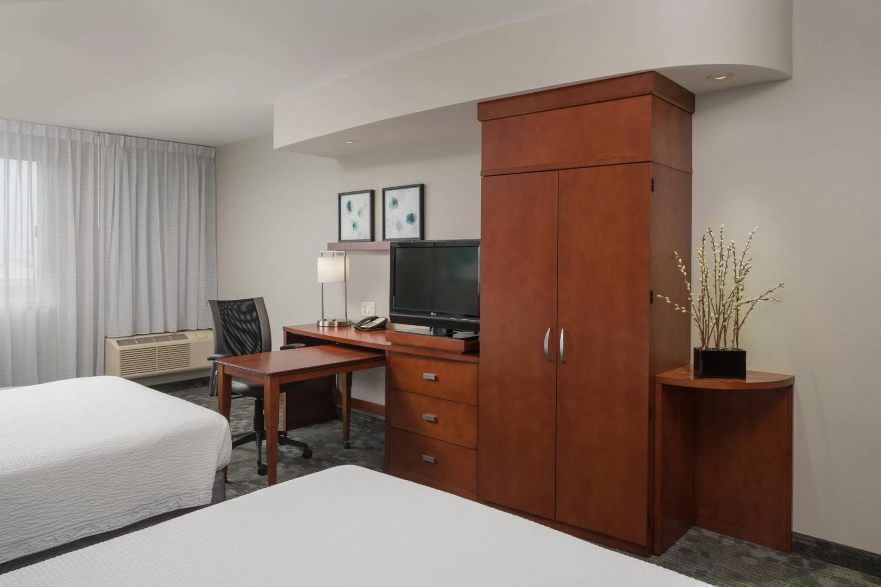Photo of the whole room, Bed in Courtyard by Marriott Miami West/FL Turnpike