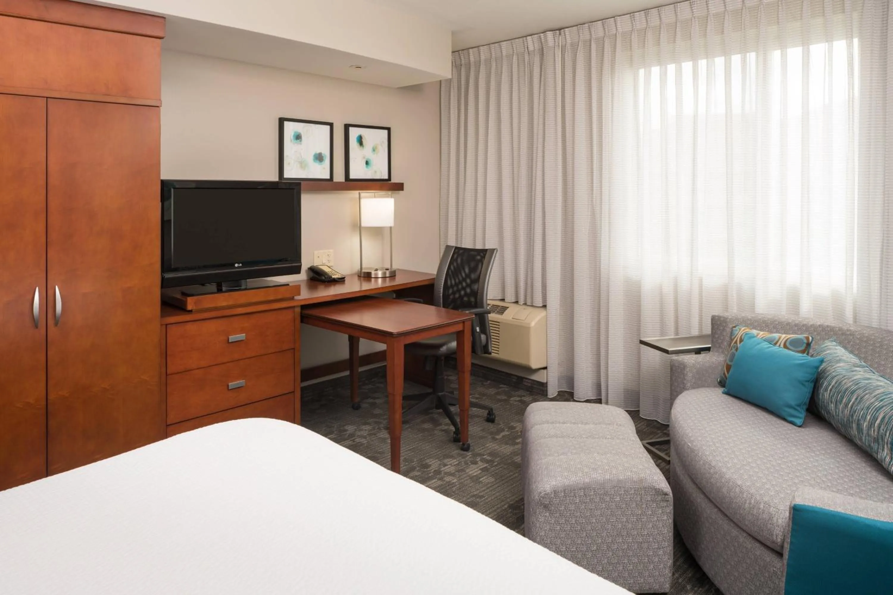 Photo of the whole room, Bed in Courtyard by Marriott Miami West/FL Turnpike