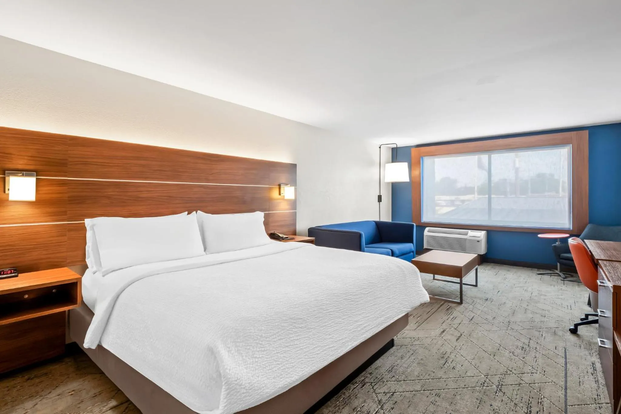 Bedroom, Bed in Holiday Inn Express & Suites - Detroit Northwest - Livonia by IHG