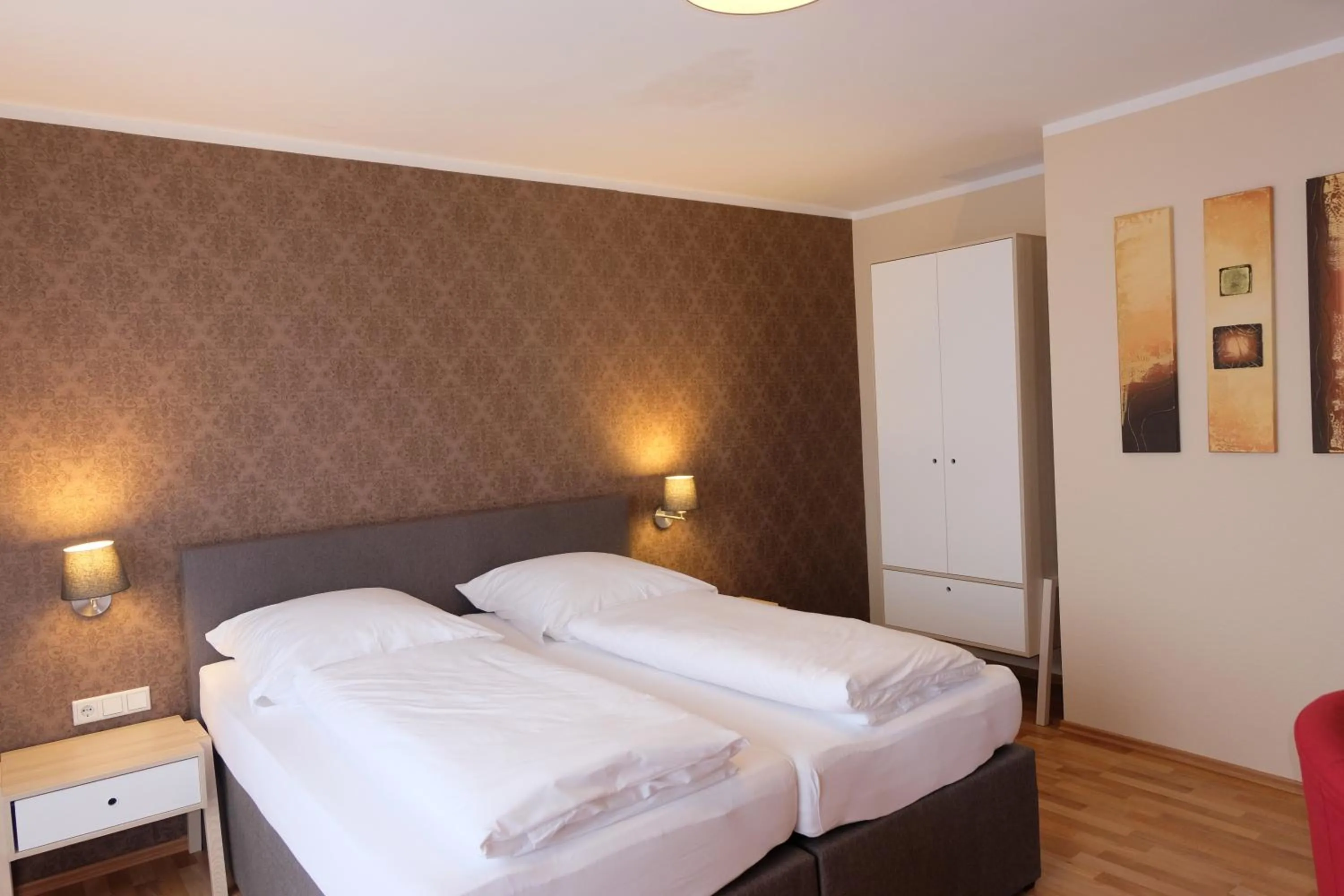 Photo of the whole room, Bed in Zum Weissen Lamm