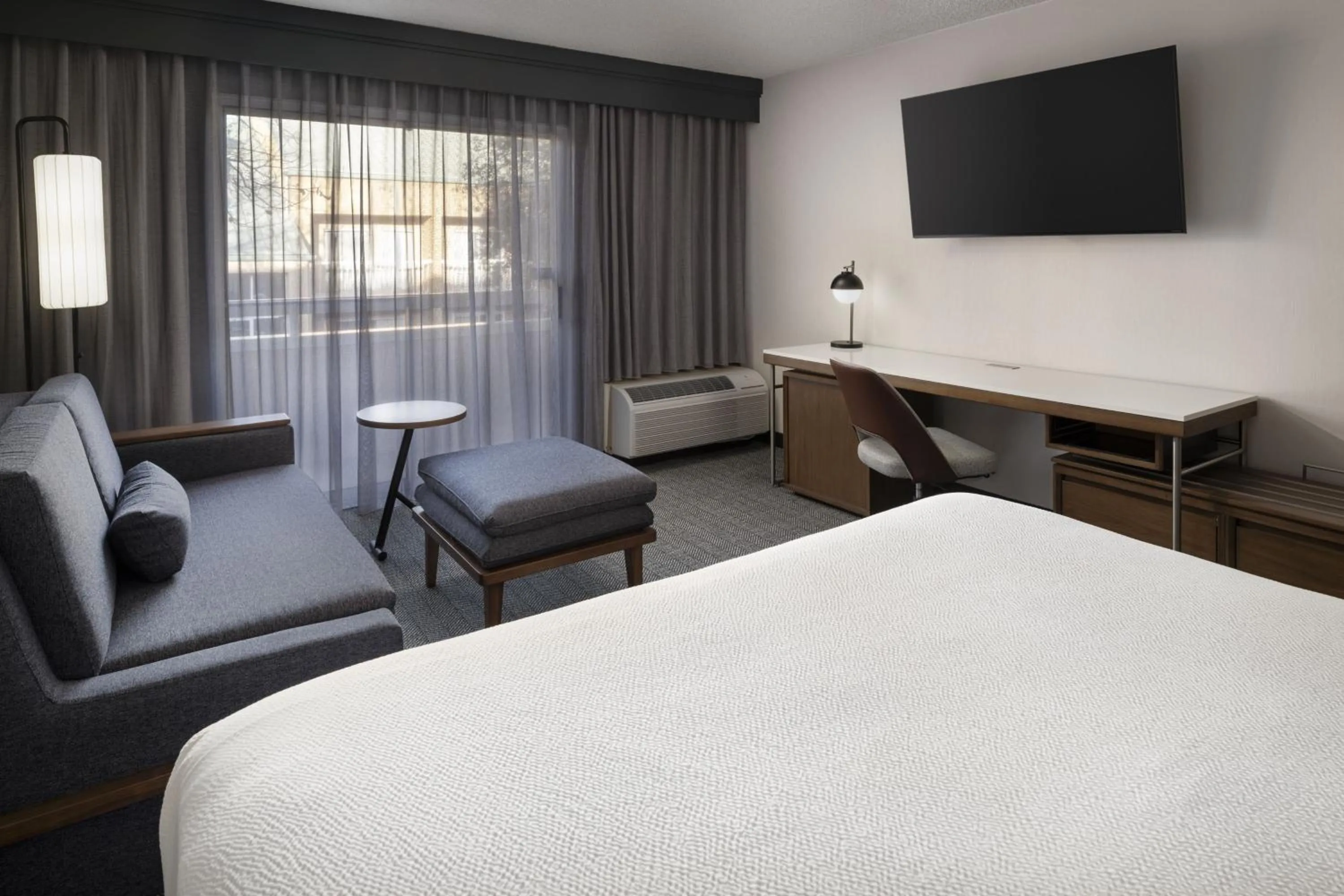 Photo of the whole room, Bed in Courtyard by Marriott San Mateo Foster City