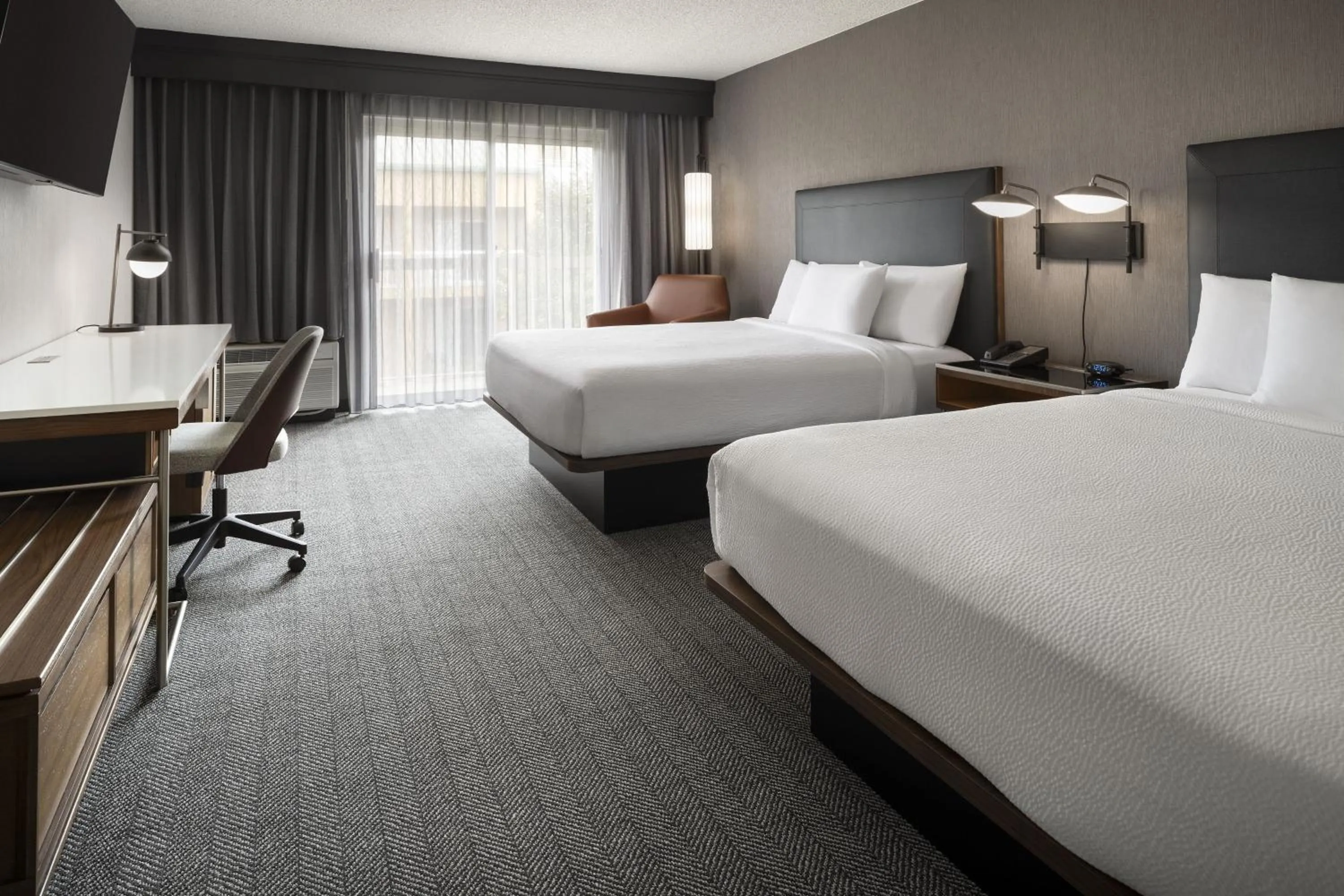Photo of the whole room, Bed in Courtyard by Marriott San Mateo Foster City