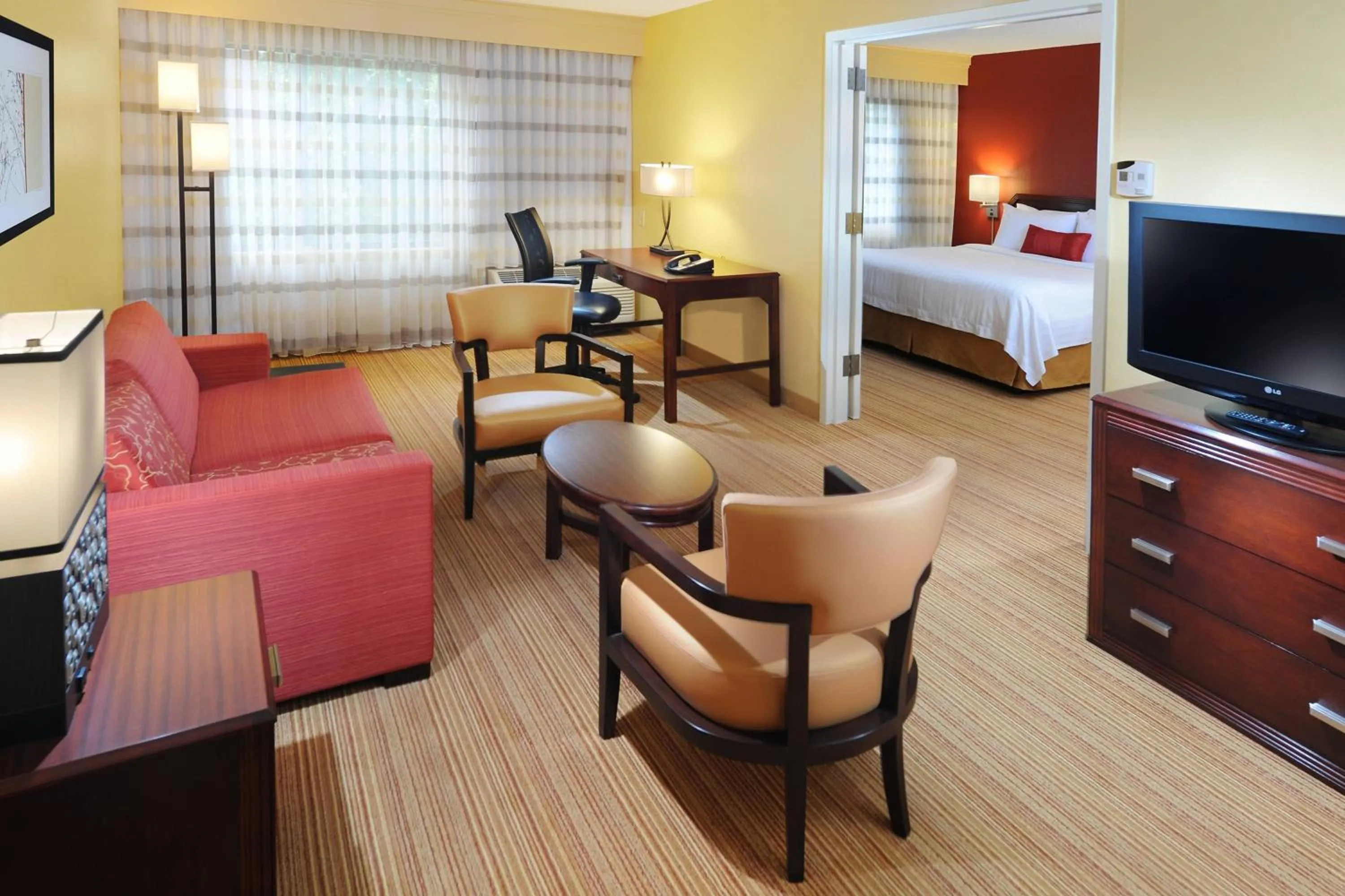 Bedroom, Bed in Courtyard by Marriott Houston Hobby Airport