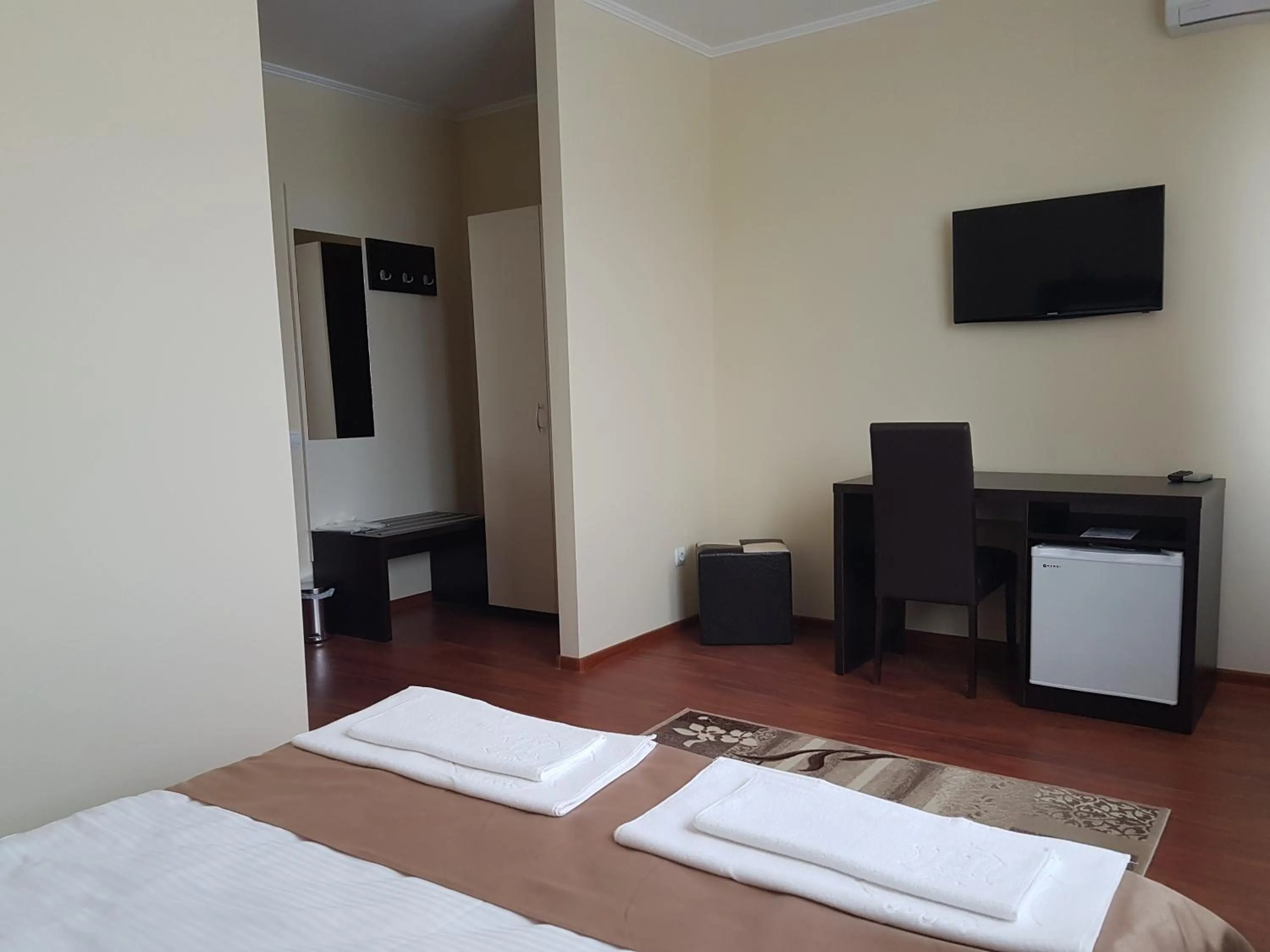 Photo of the whole room, Bed in Hotel New