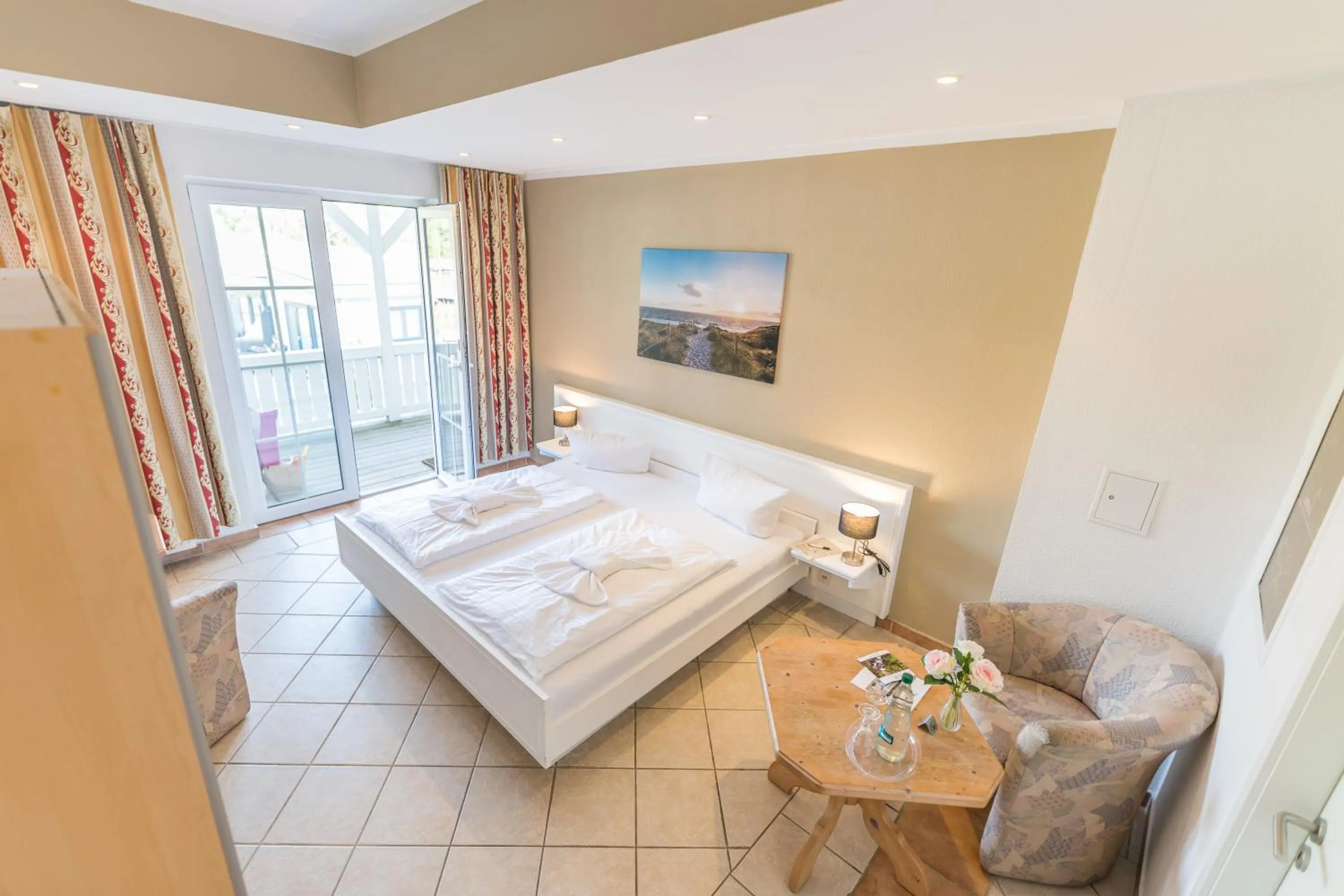 Photo of the whole room, Bed in Hotel Königslinie