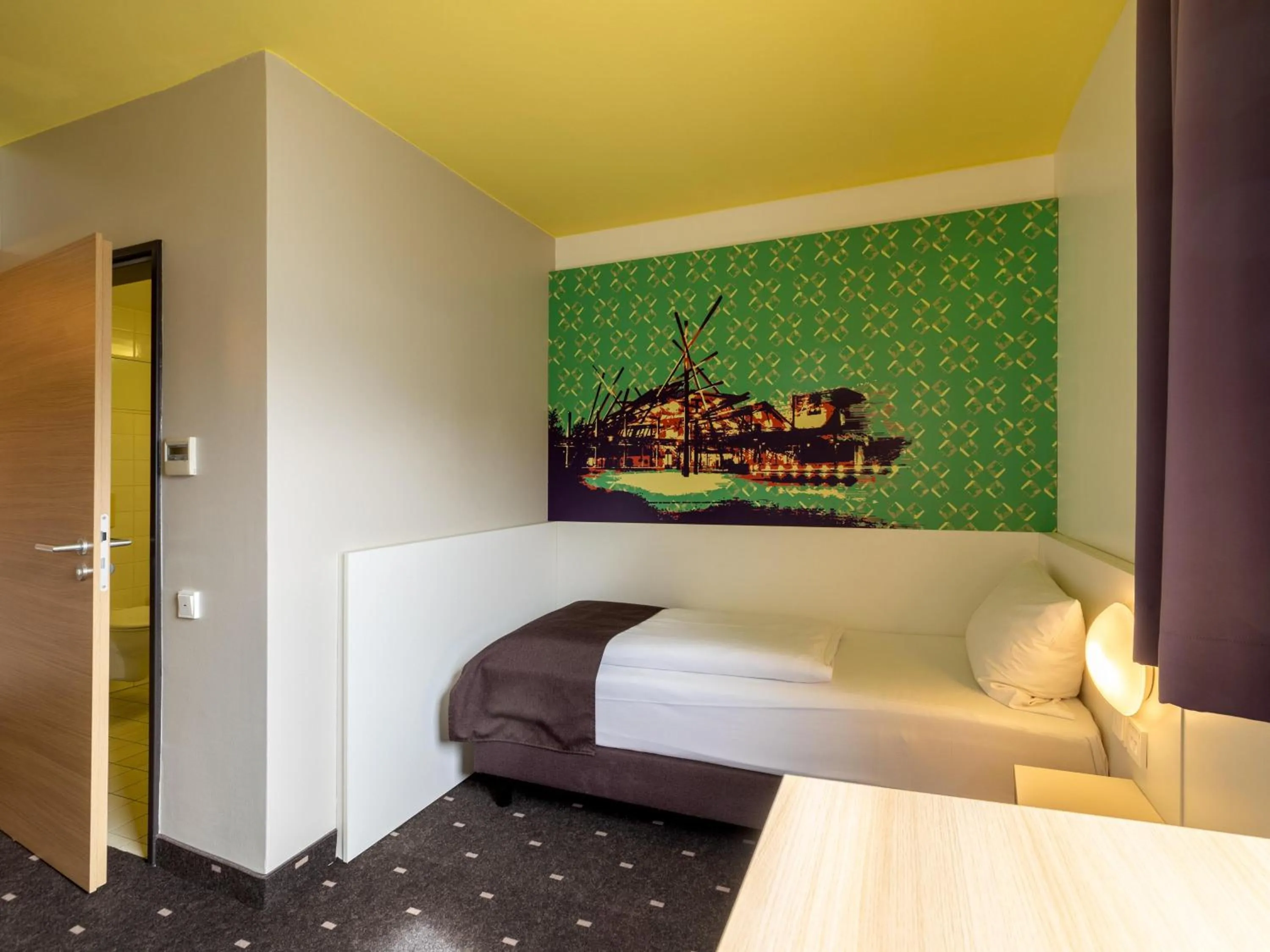 TV and multimedia, Bed in B&B Hotel Oberhausen am Centro