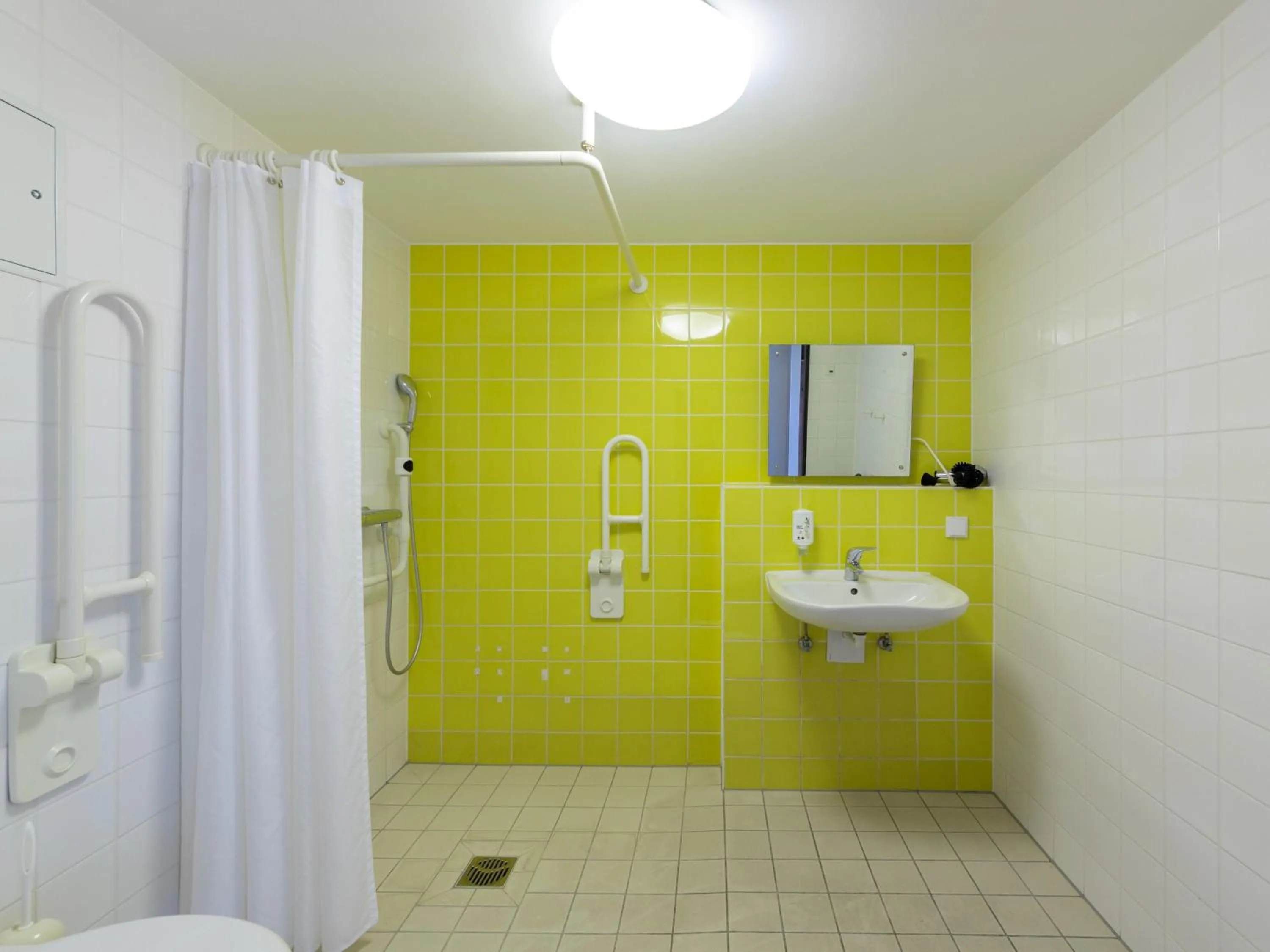 Shower in B&B Hotel Oberhausen am Centro