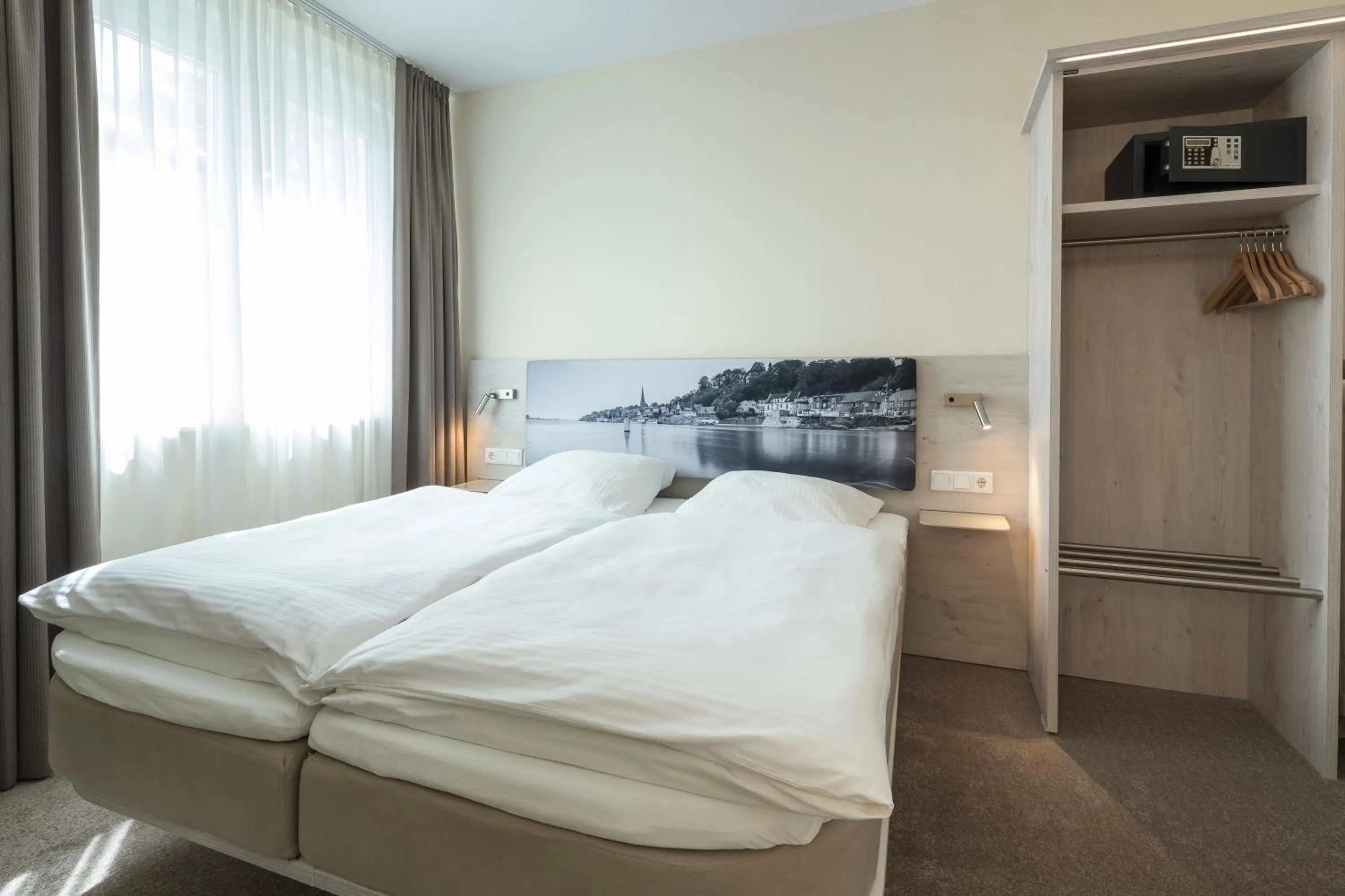 Photo of the whole room, Bed in Hotel Bellevue