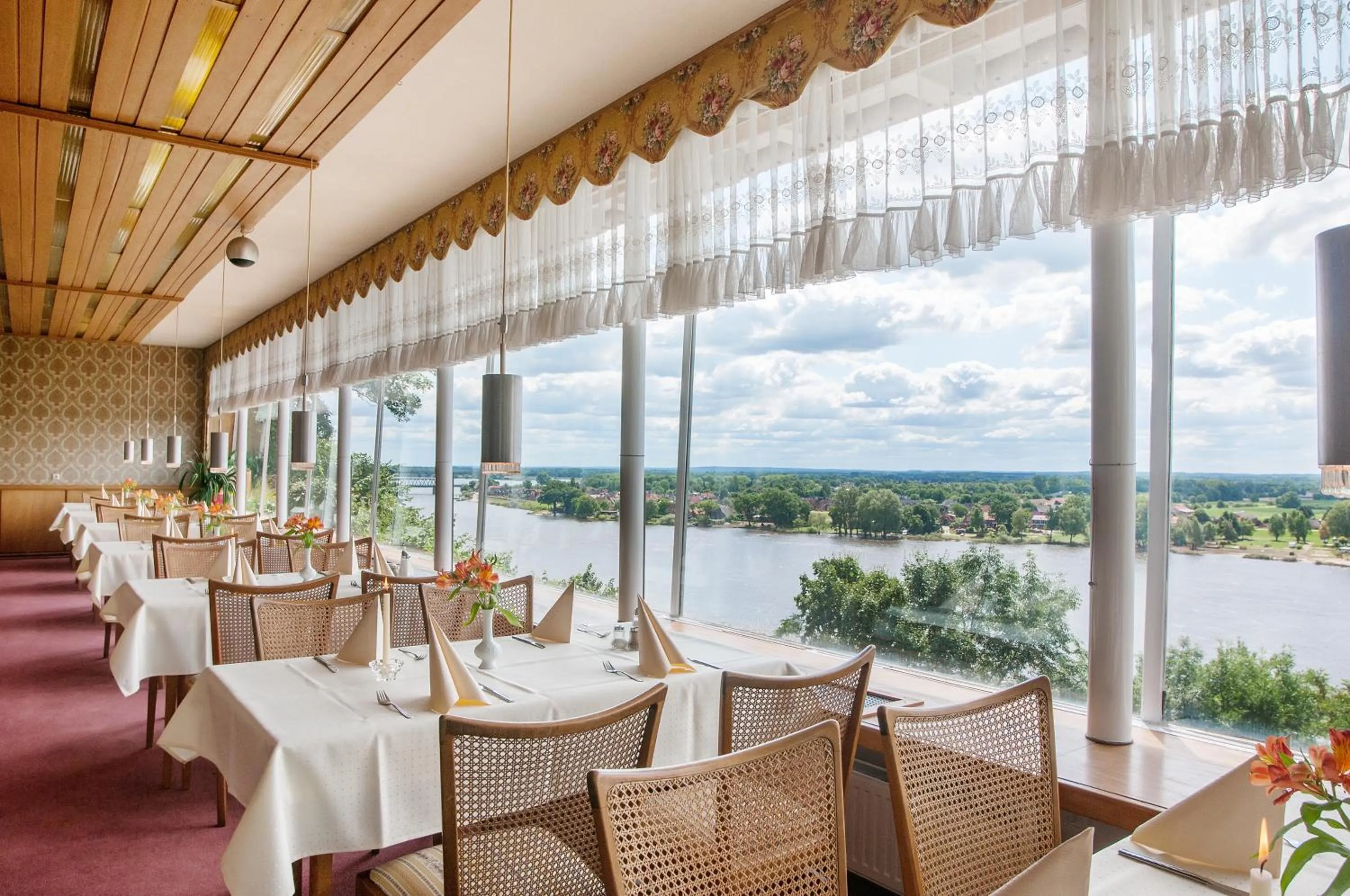 Restaurant/places to eat in Hotel Bellevue