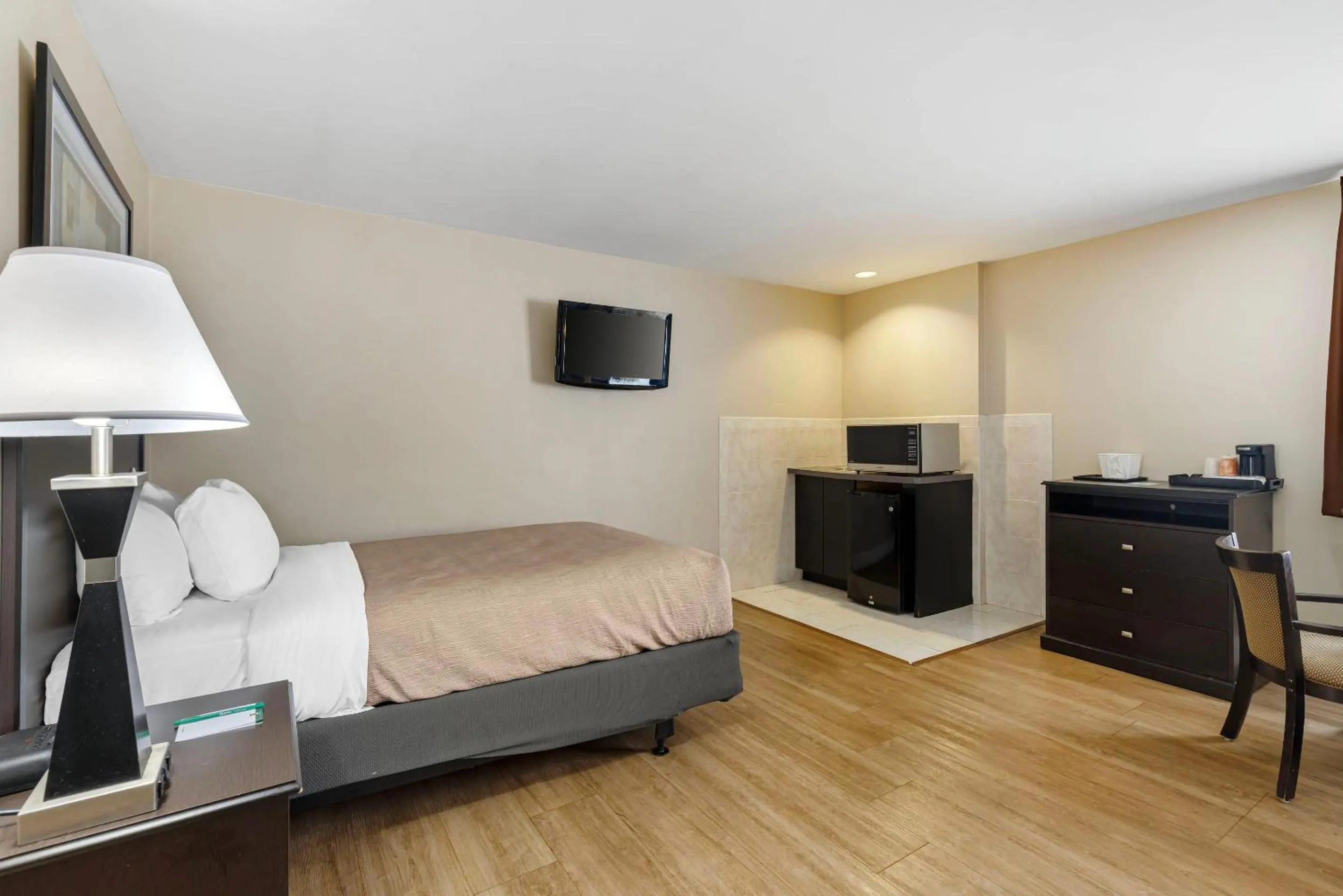 Bedroom, Bed in Quality Inn - Niagara Falls Blvd