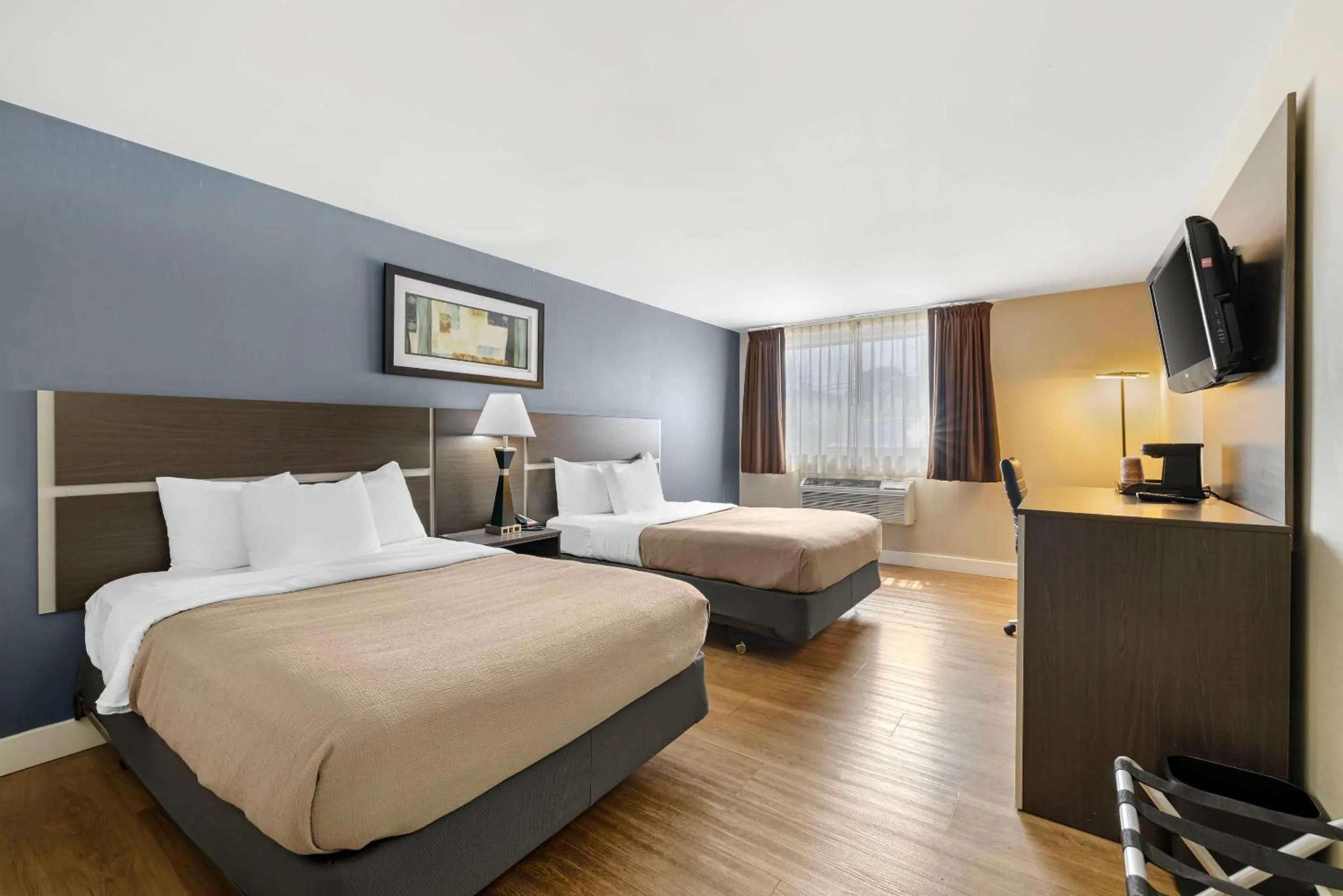 Bedroom, Bed in Quality Inn - Niagara Falls Blvd