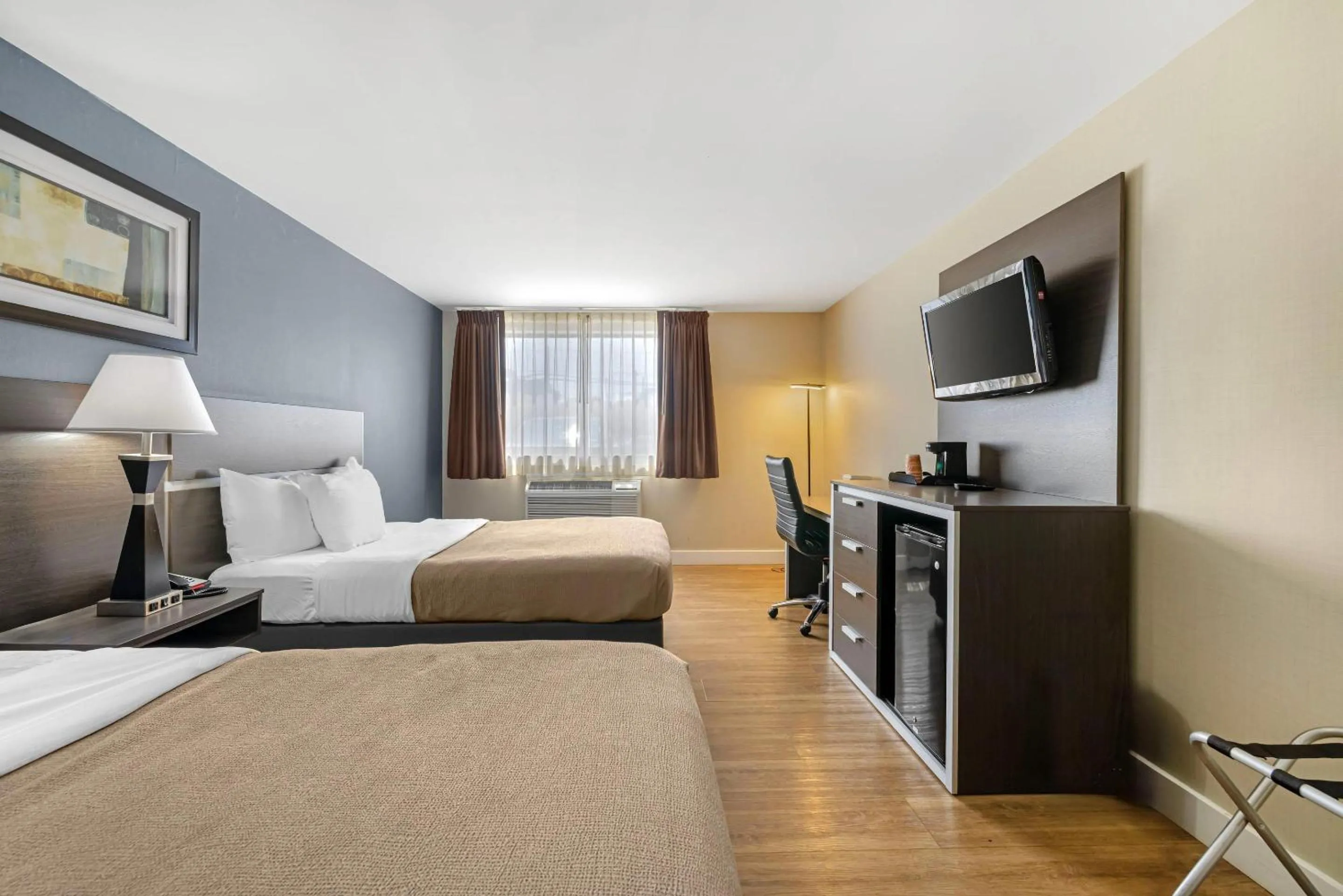 Bedroom, Bed in Quality Inn - Niagara Falls Blvd