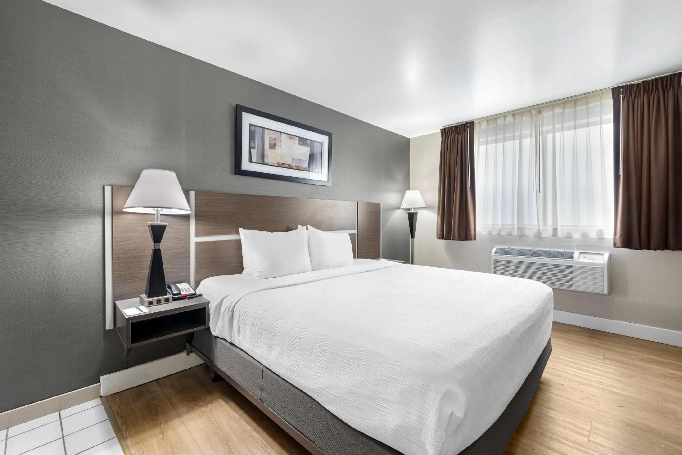 Bedroom, Bed in Quality Inn - Niagara Falls Blvd