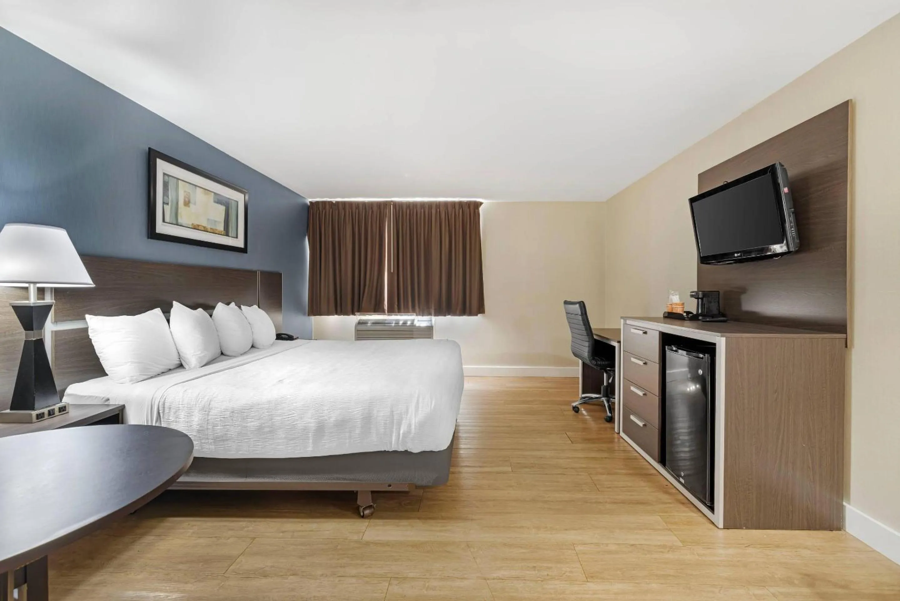 Bedroom, Bed in Quality Inn - Niagara Falls Blvd