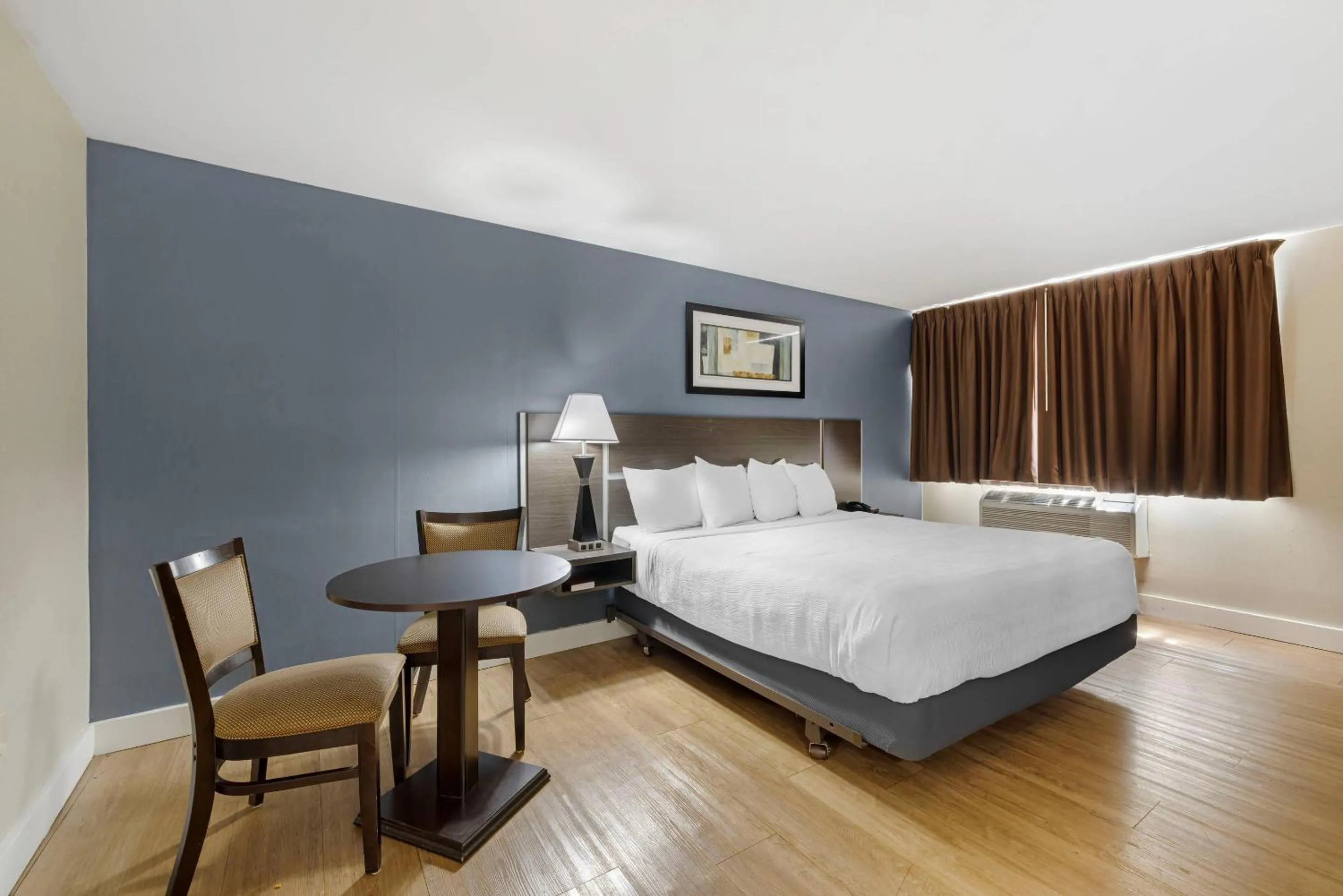 Bedroom, Bed in Quality Inn - Niagara Falls Blvd