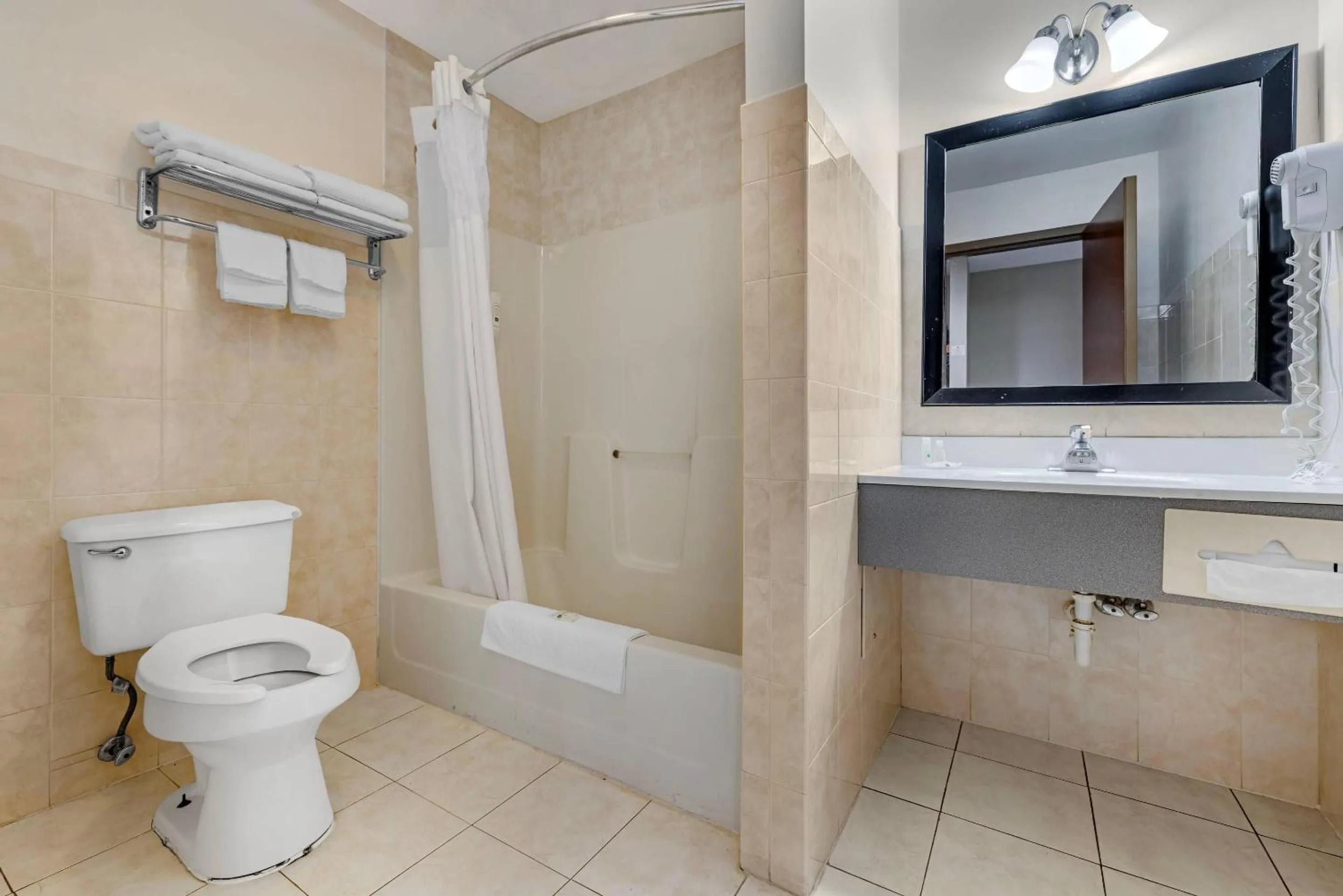 Bedroom in Quality Inn - Niagara Falls Blvd