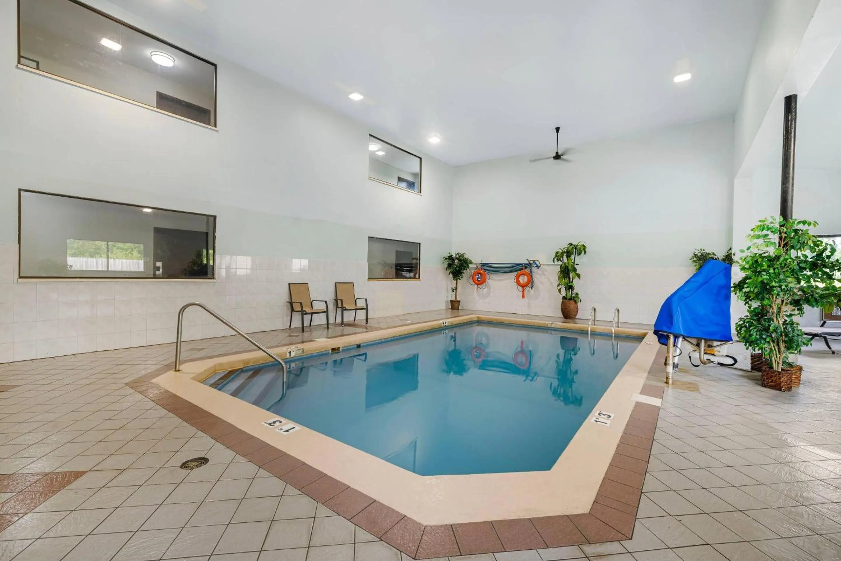 Swimming pool in Quality Inn - Niagara Falls Blvd