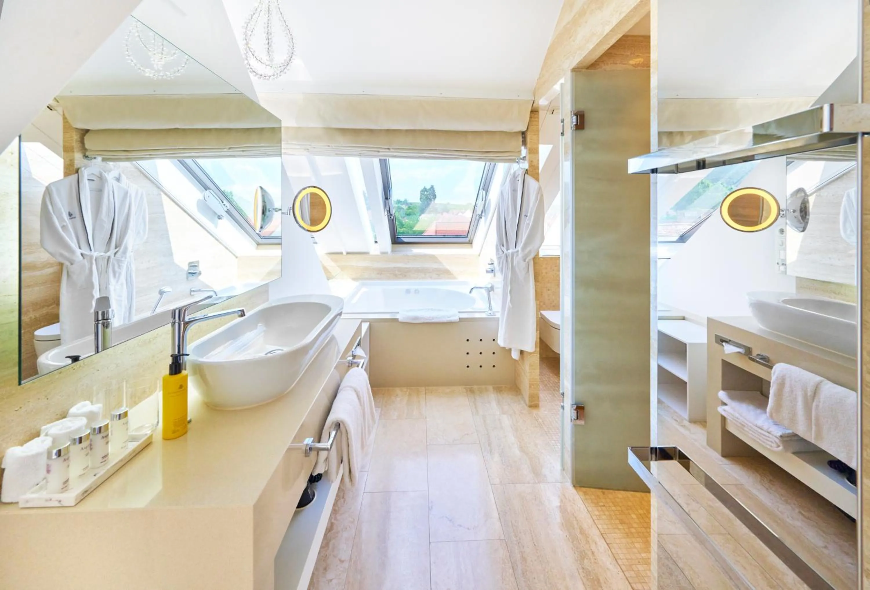 Bathroom, Bed in Hotel Ketschauer Hof