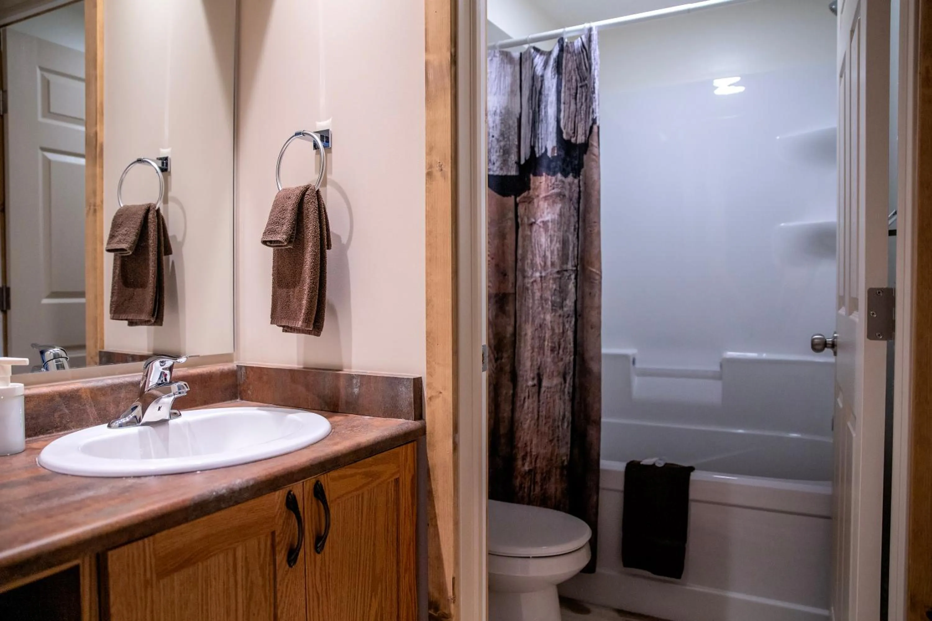 Bathroom in Jasper Gates Resort