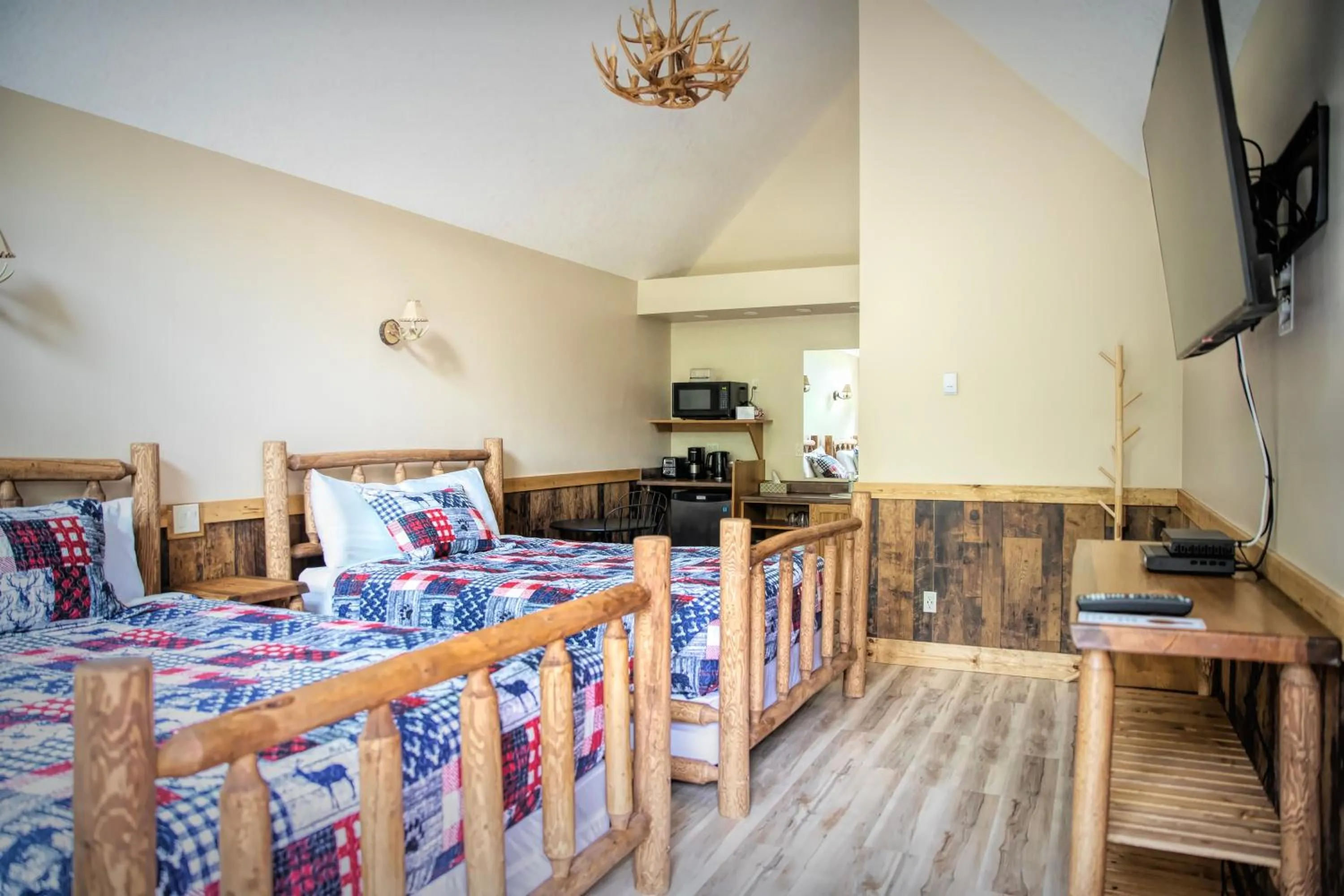 Photo of the whole room, Bed in Jasper Gates Resort