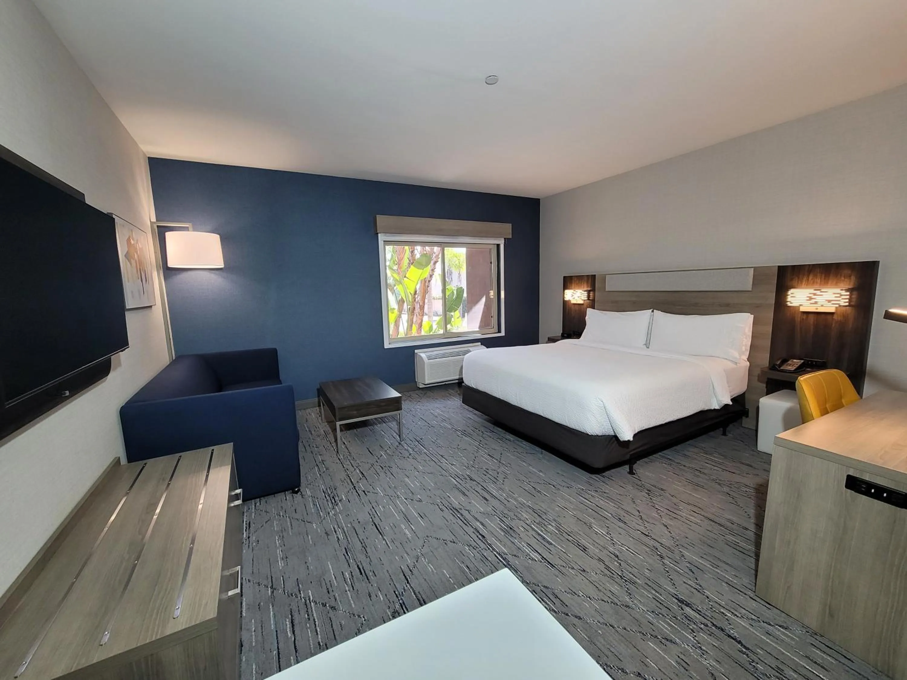 Photo of the whole room, Bed in Holiday Inn Express San Diego South - Chula Vista by IHG