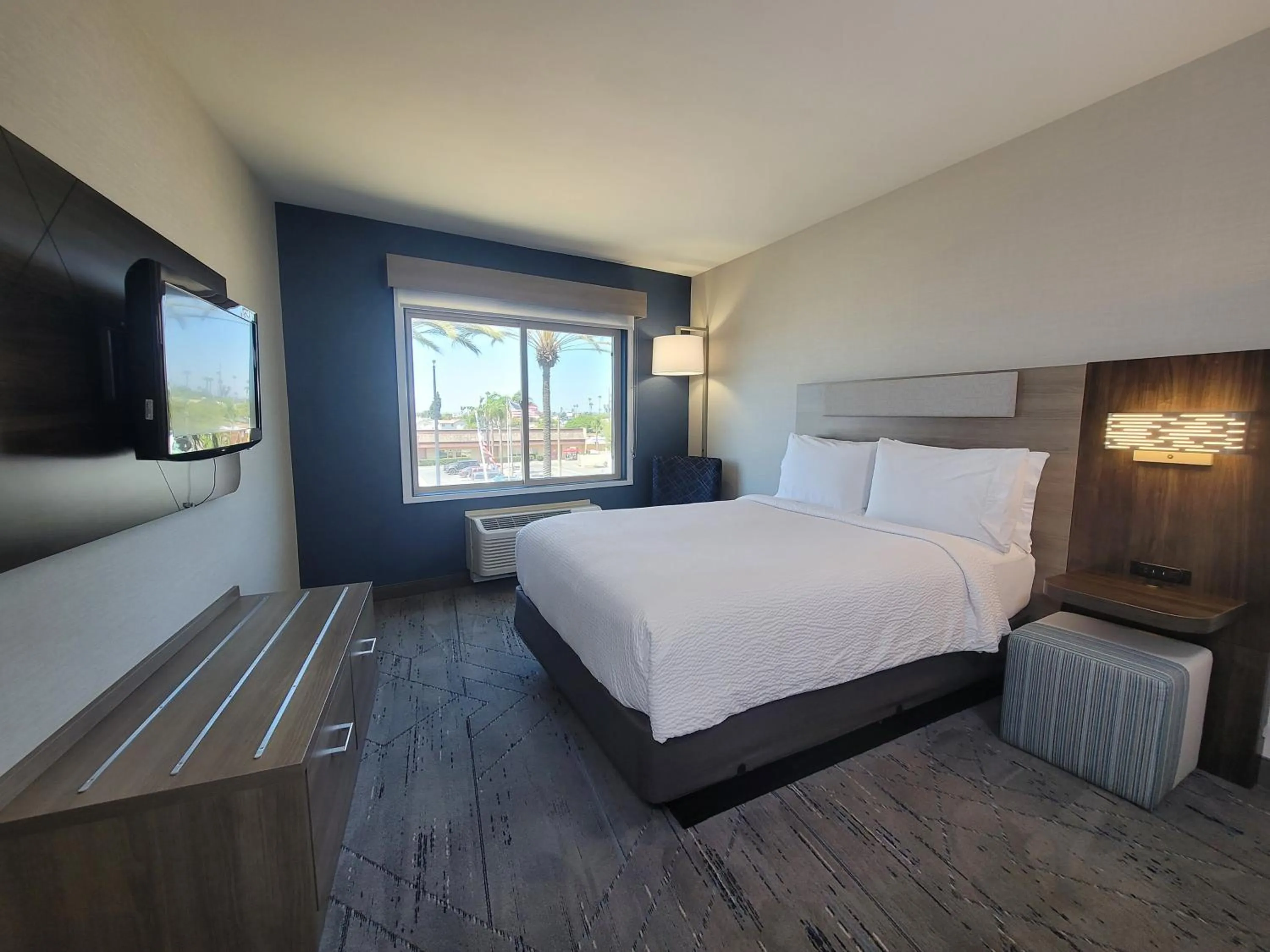 Photo of the whole room, Bed in Holiday Inn Express San Diego South - Chula Vista by IHG