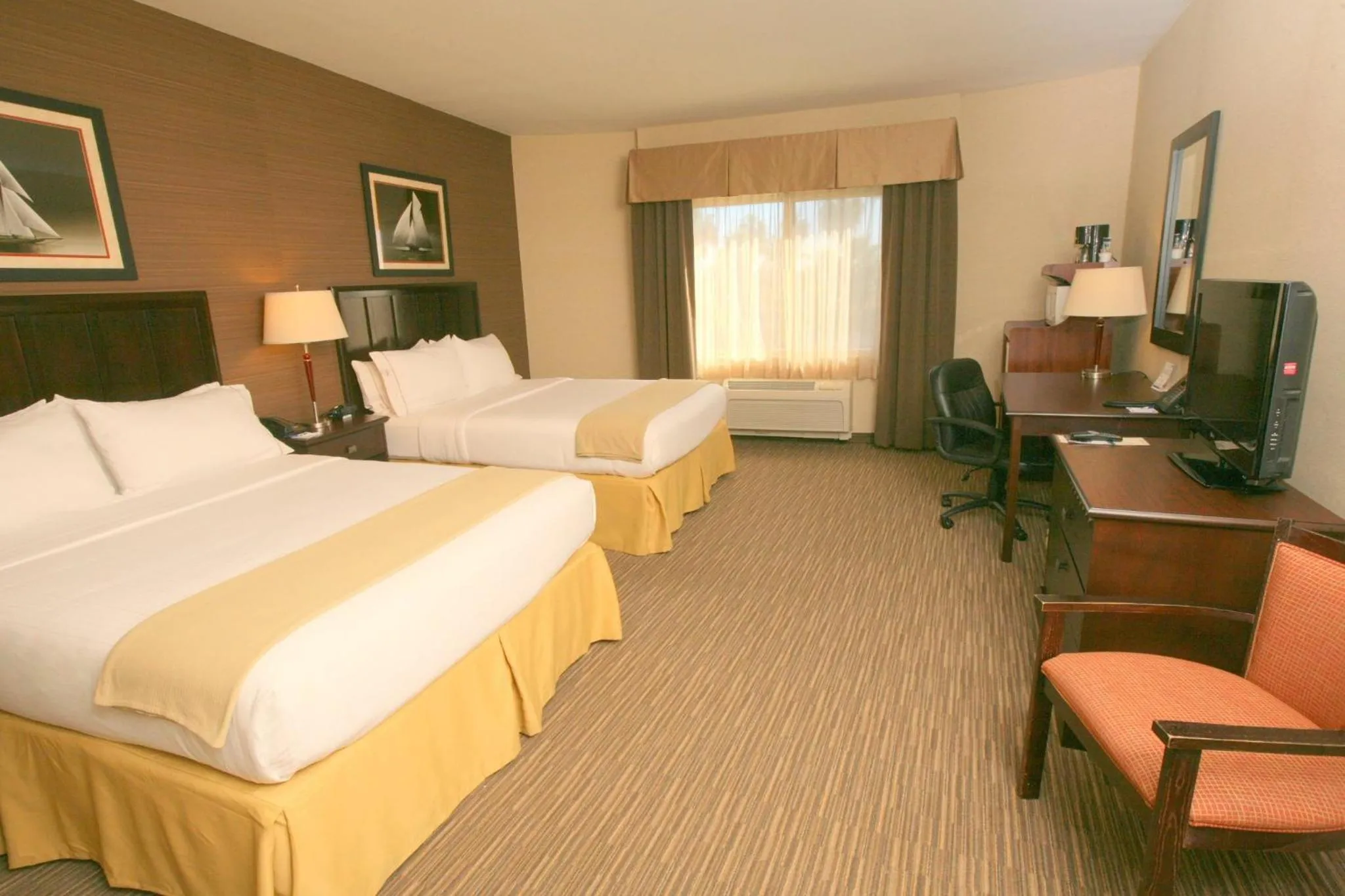 Photo of the whole room, Bed in Holiday Inn Express San Diego South - Chula Vista by IHG