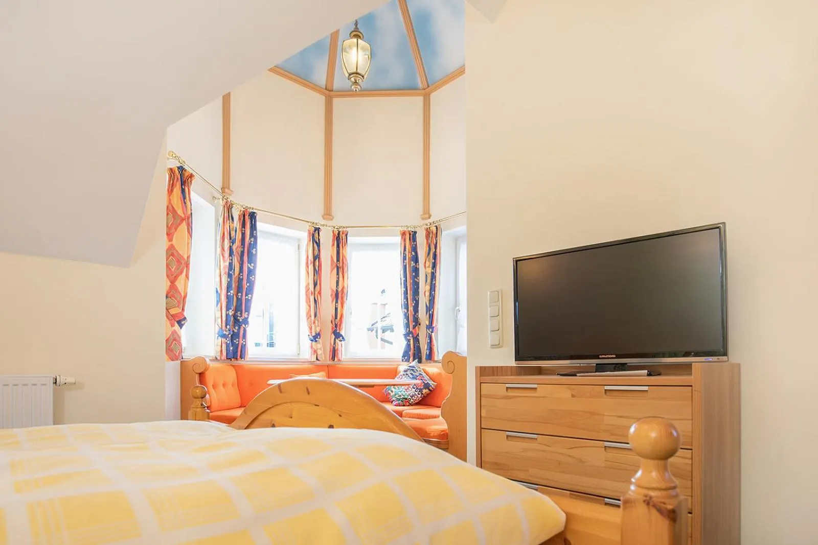 Bed in König Ludwig Design Hotel NEU Zimmer mit Sauna oder Whirlpool oder mehr