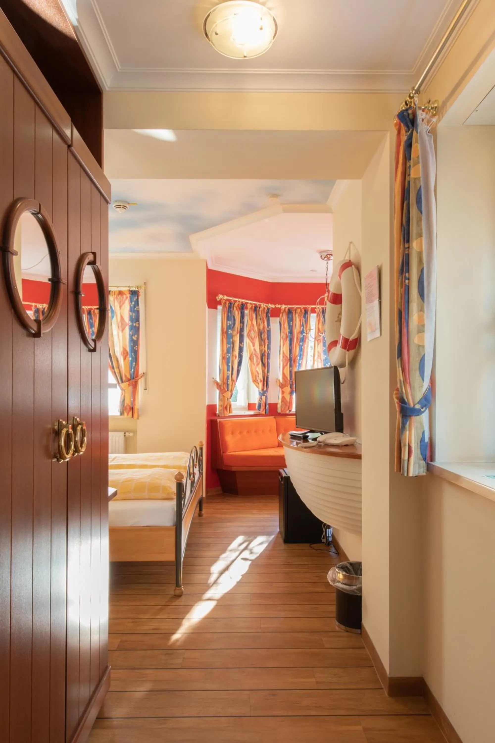 Photo of the whole room, Bed in König Ludwig Design Hotel NEU Zimmer mit Sauna oder Whirlpool oder mehr