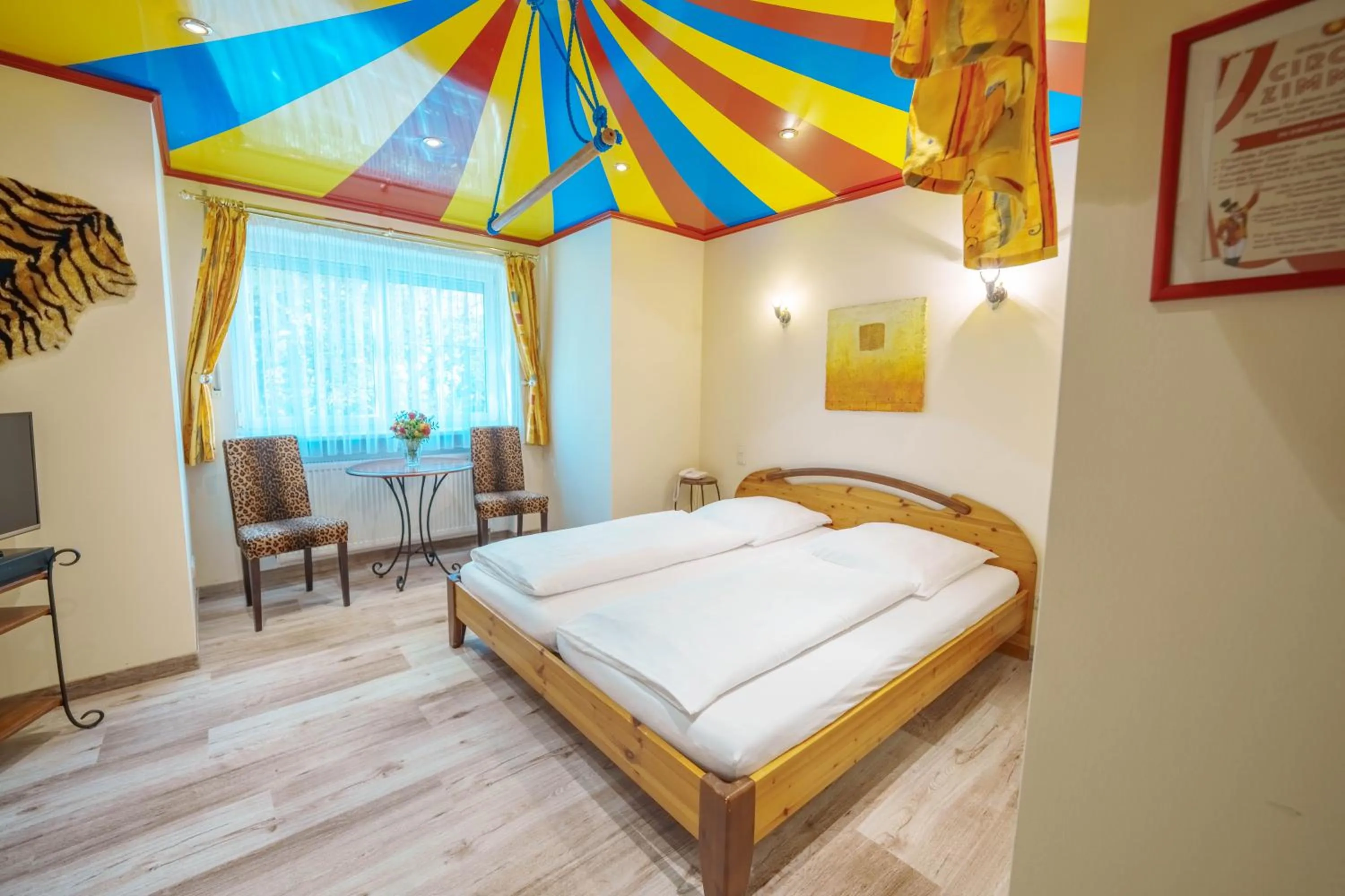 Photo of the whole room, Bed in König Ludwig Design Hotel NEU Zimmer mit Sauna oder Whirlpool oder mehr