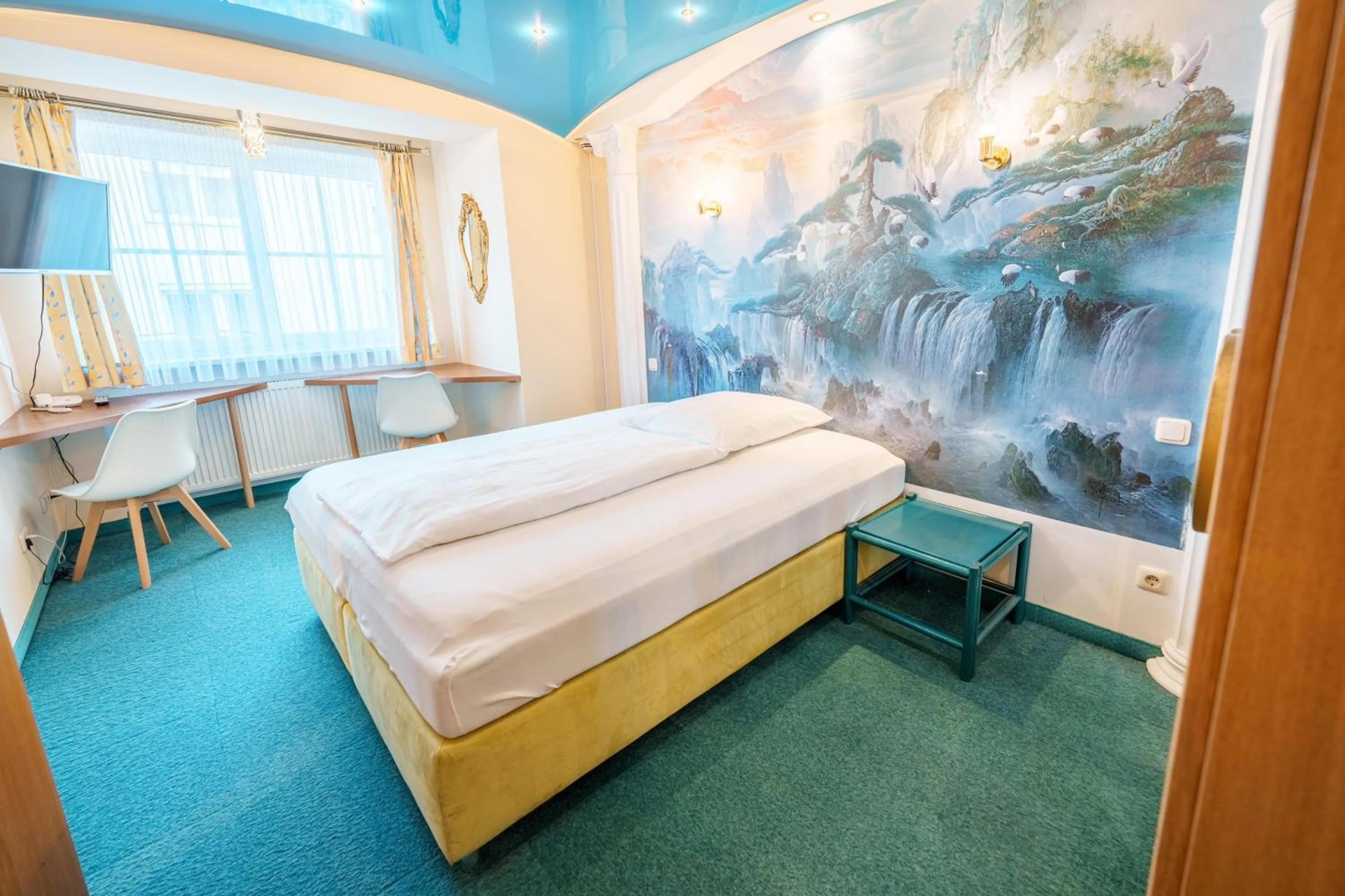 Bedroom, Bed in König Ludwig Design Hotel NEU Zimmer mit Sauna oder Whirlpool oder mehr