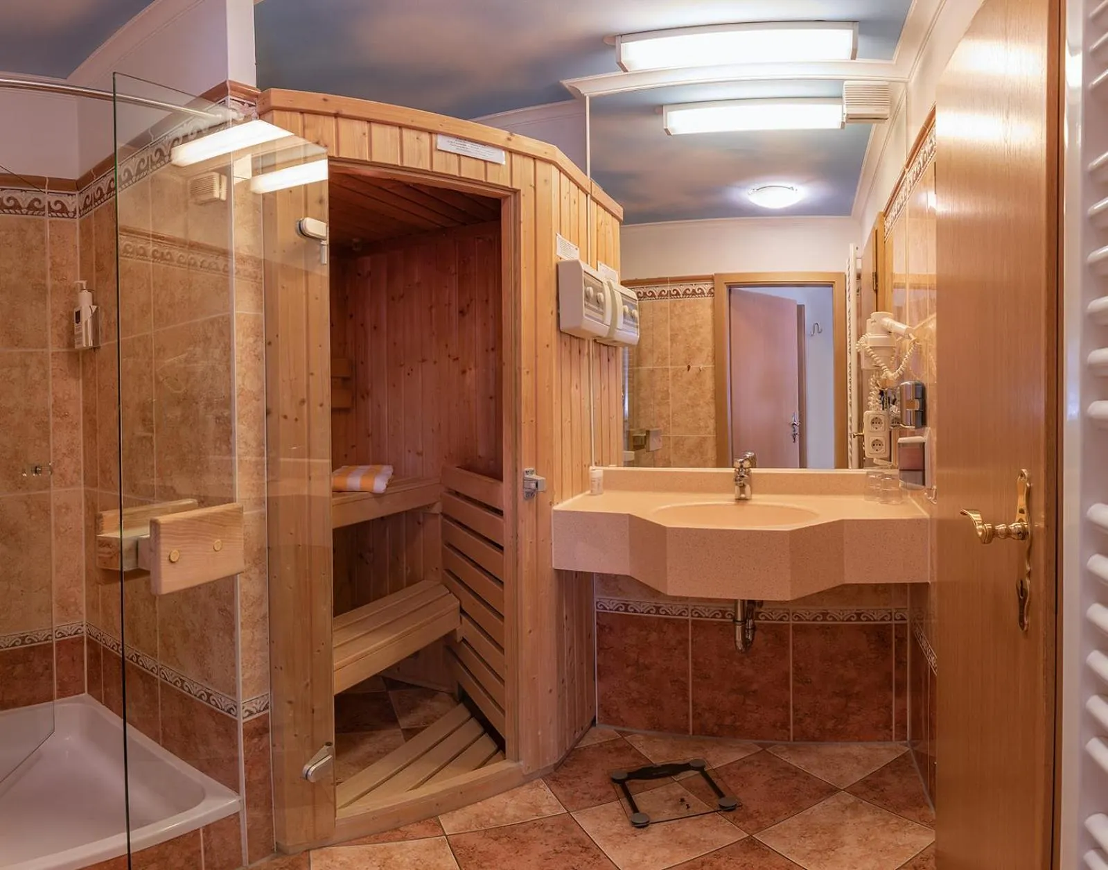 Shower in König Ludwig Design Hotel NEU Zimmer mit Sauna oder Whirlpool oder mehr