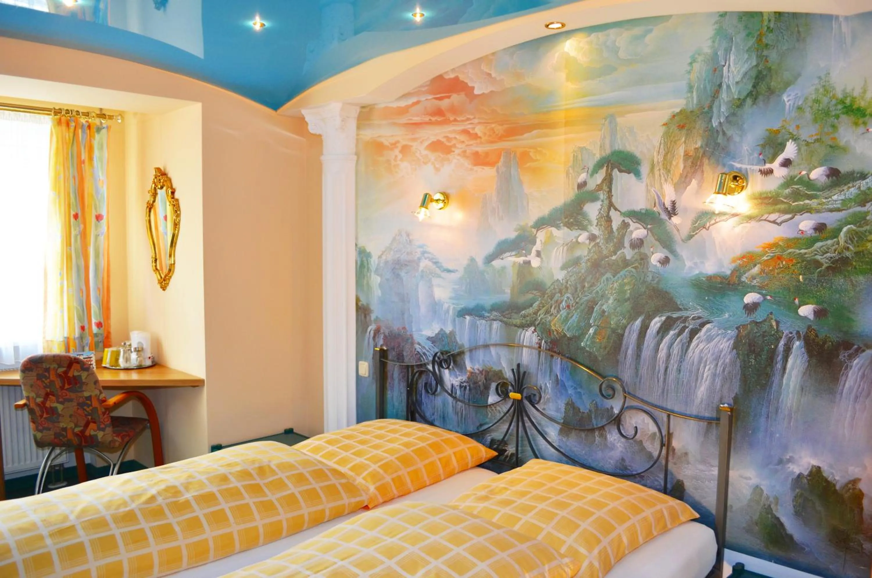 Spa and wellness centre/facilities, Bed in König Ludwig Design Hotel NEU Zimmer mit Sauna oder Whirlpool oder mehr