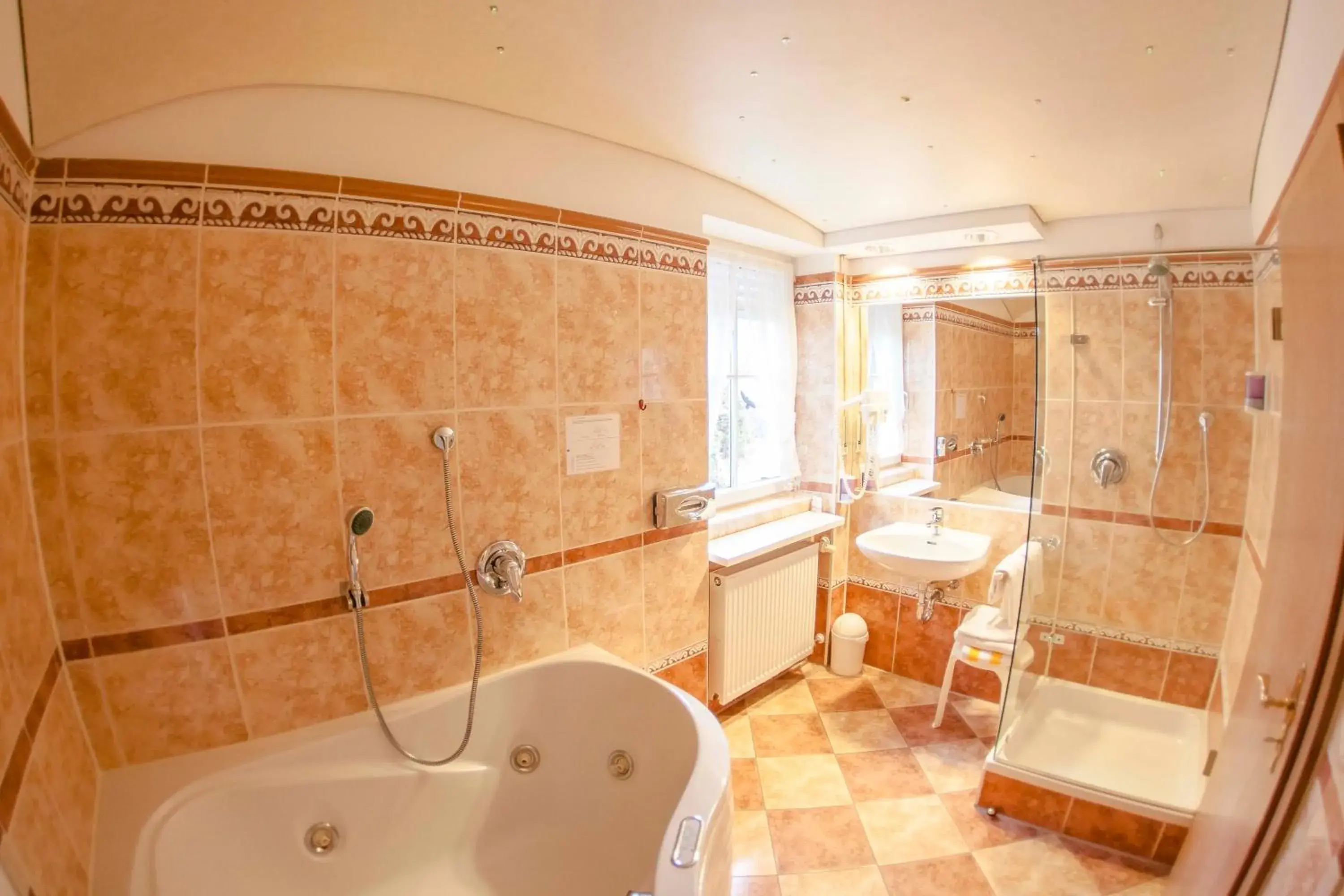 Suite with Hot Tub in König Ludwig Design Hotel NEU Zimmer mit Sauna oder Whirlpool oder mehr Suite with Hot Tub in König Ludwig Design Hotel NEU Zimmer mit Sauna oder Whirlpool oder mehr