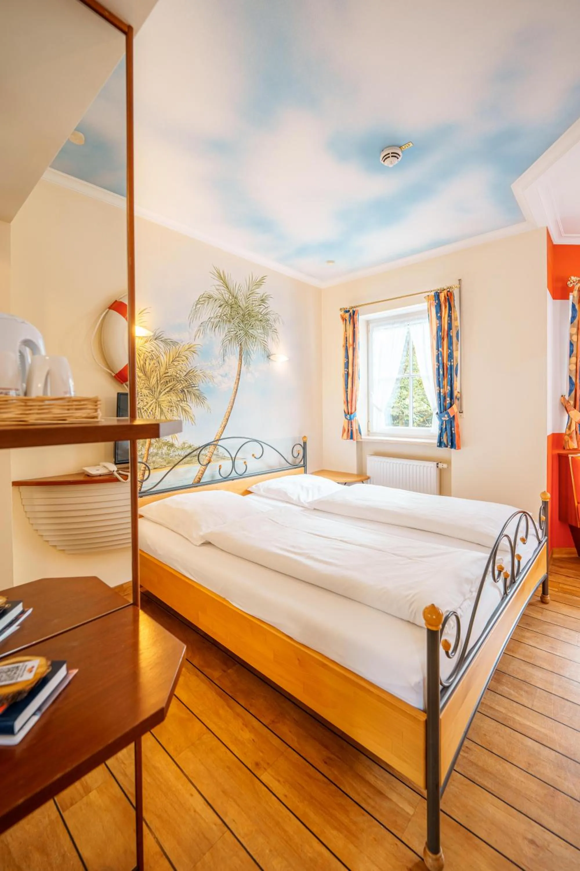 Bed in König Ludwig Design Hotel NEU Zimmer mit Sauna oder Whirlpool oder mehr