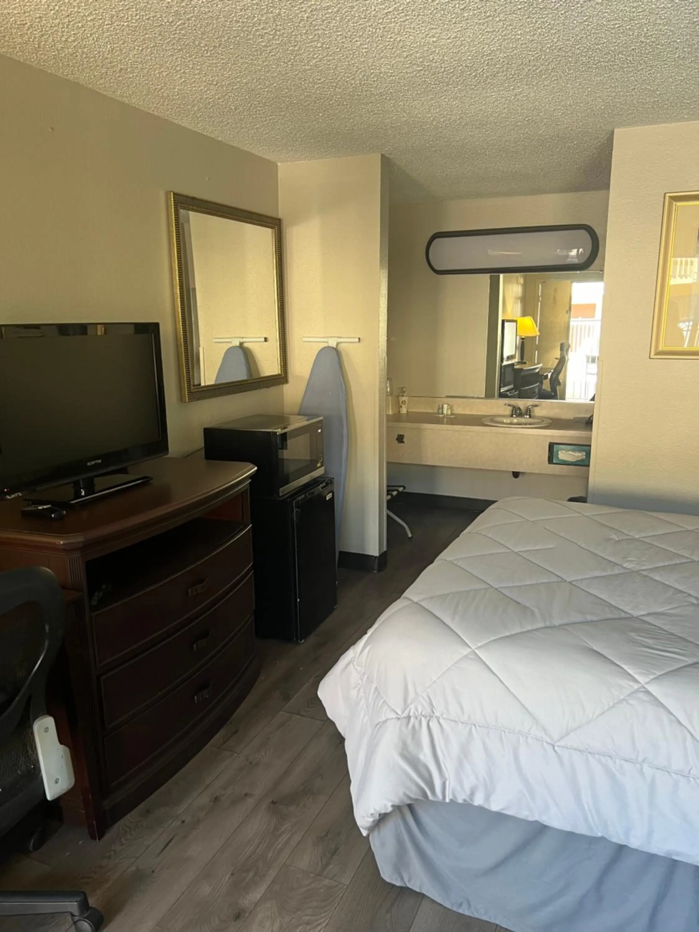 TV and multimedia, Bed in FairBridge Inn Express Tukwila