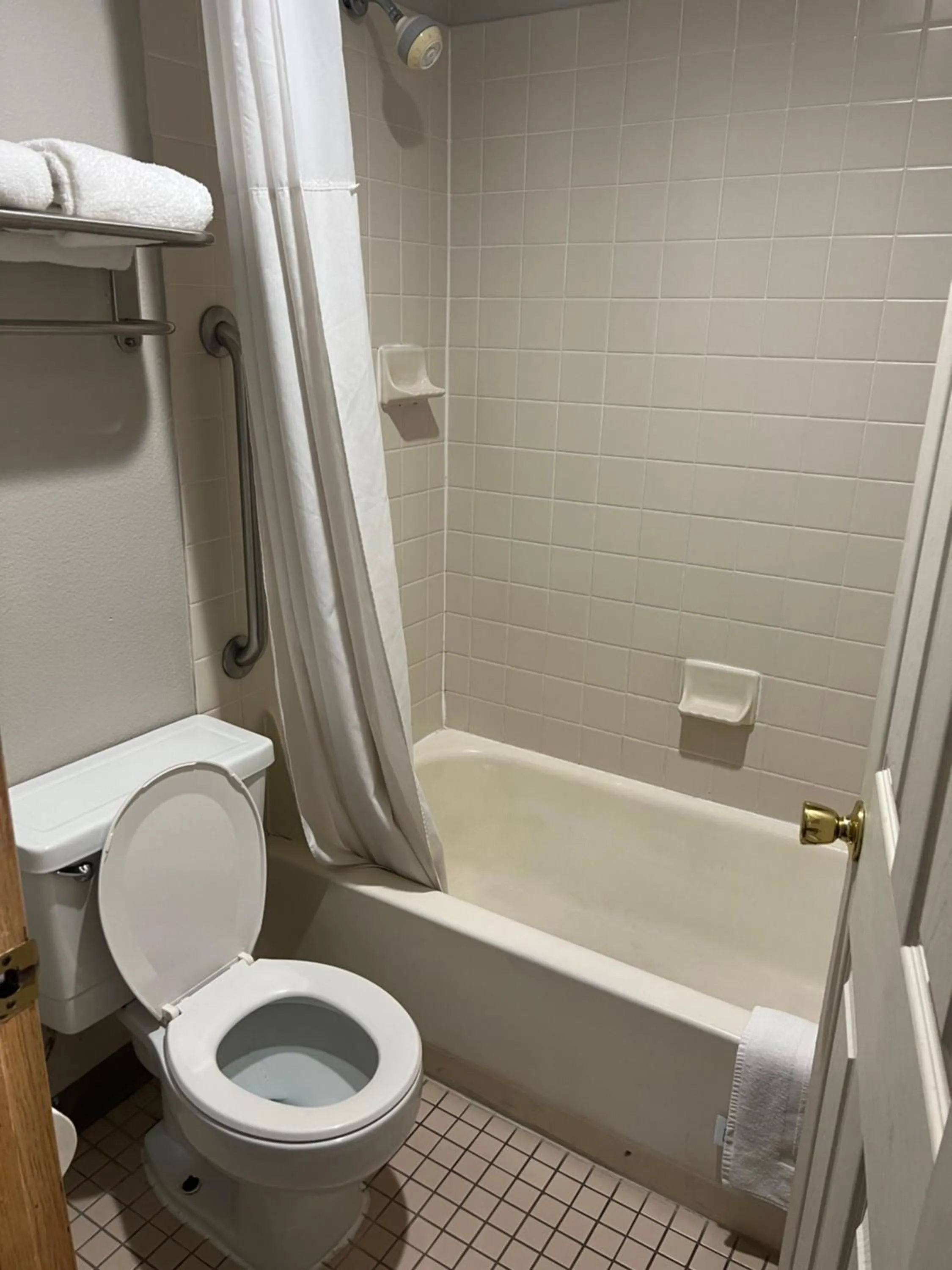 Bath in FairBridge Inn Express Tukwila