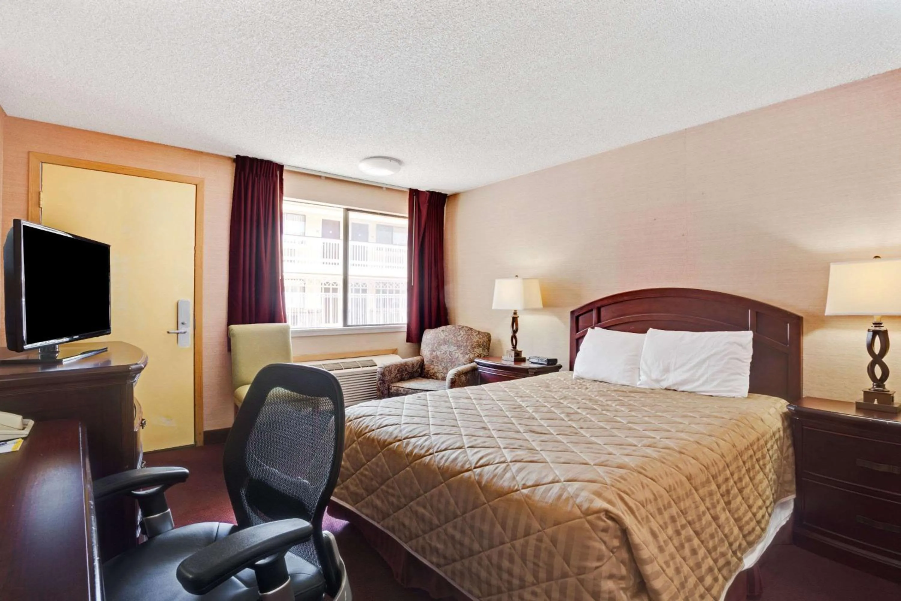Photo of the whole room, Bed in FairBridge Inn Express Tukwila