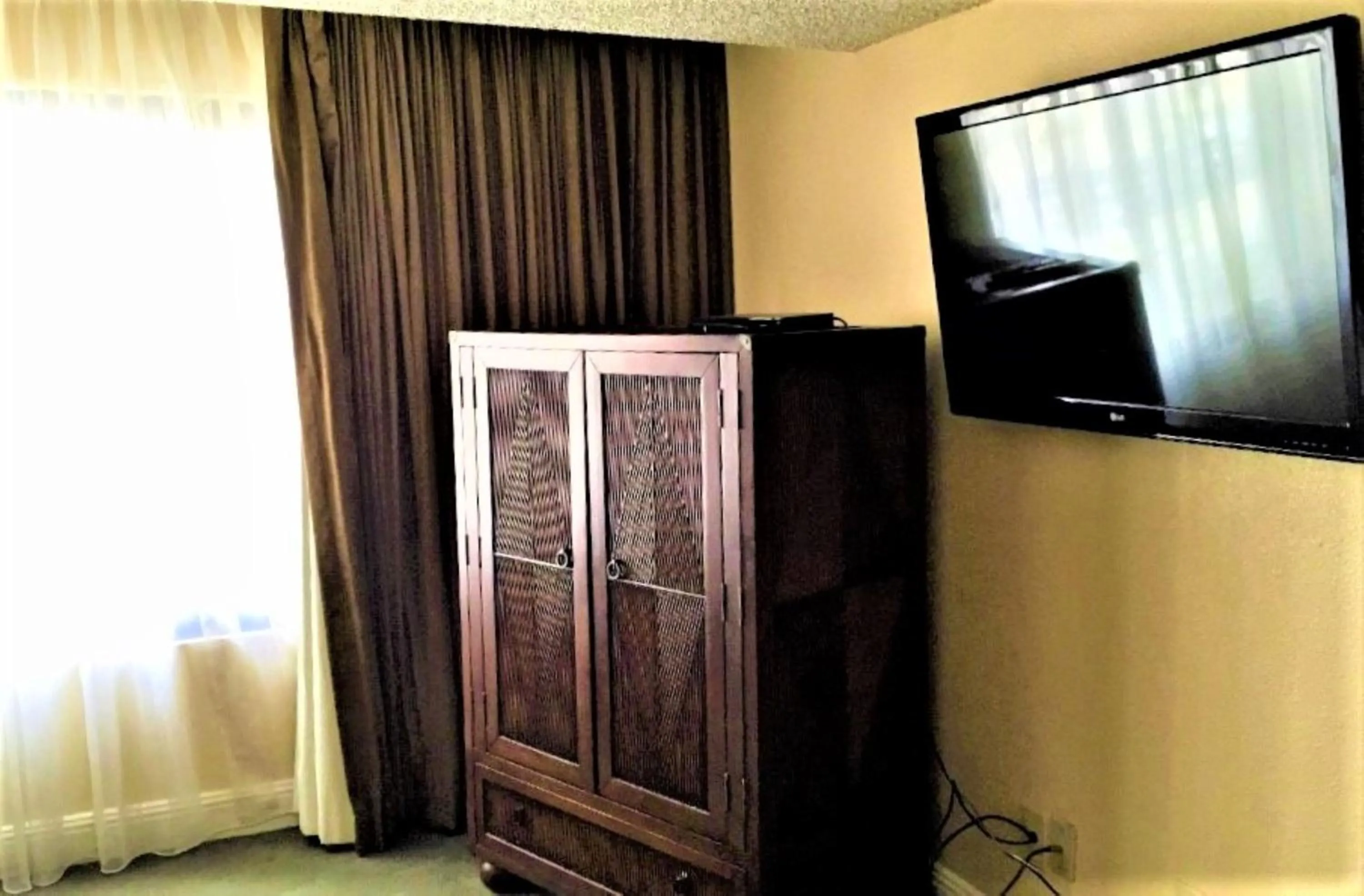 TV and multimedia in Jockey Resort Suites Center Strip