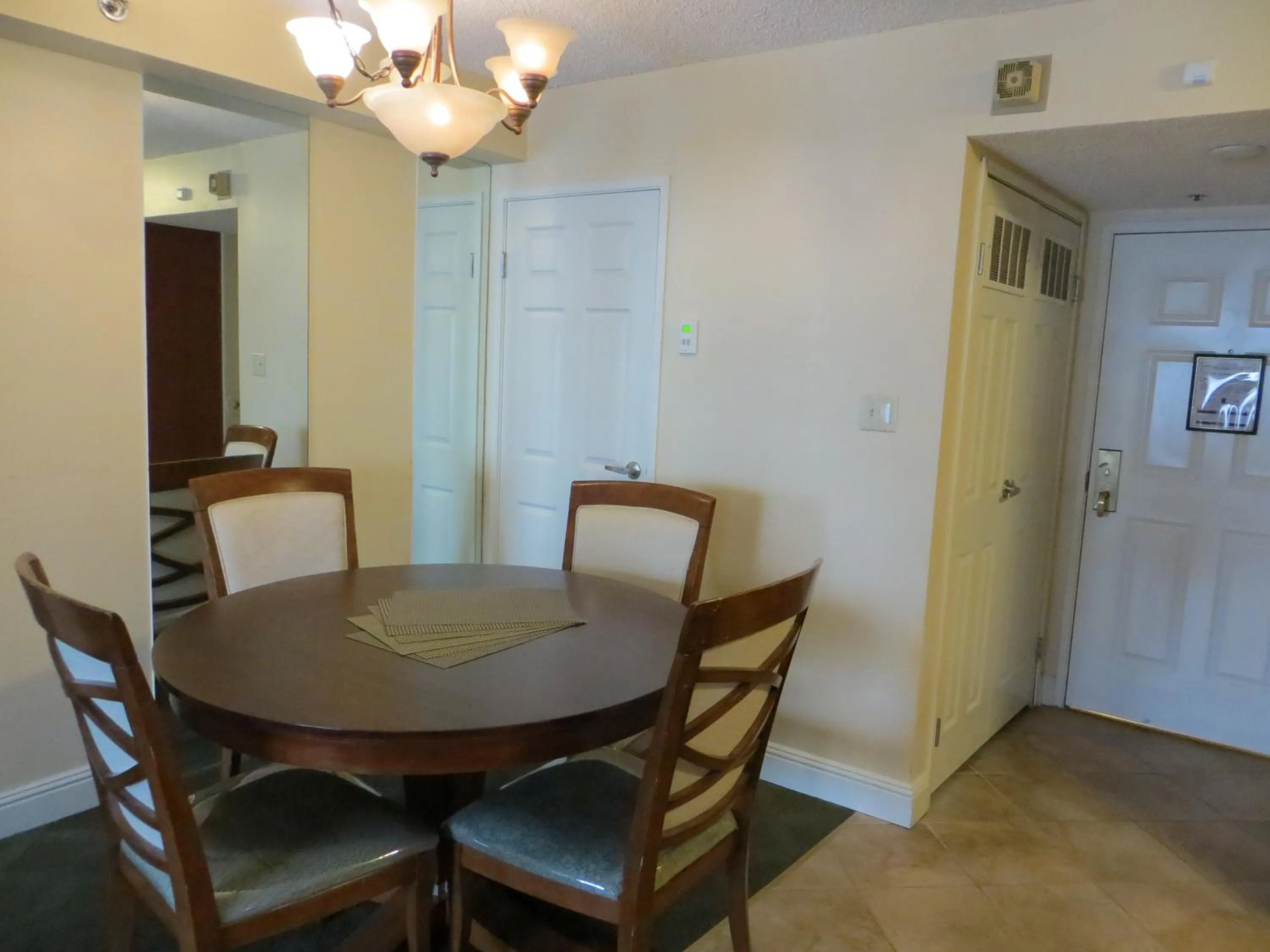 Dining area in Jockey Resort Suites Center Strip