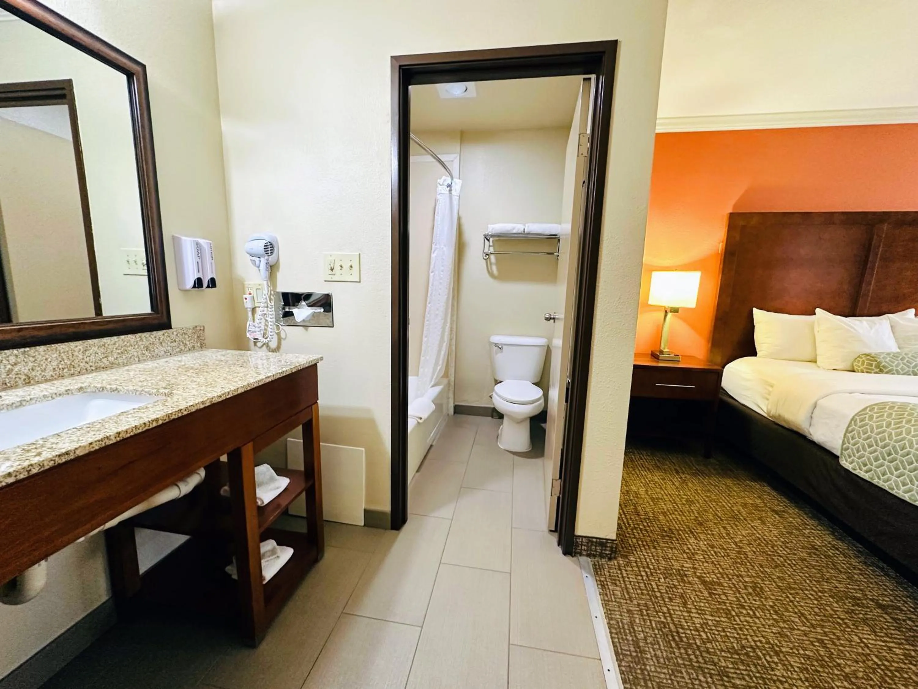 Bathroom, Bed in The Hills Inn Eagle Rock - Near Old Town Pasadena