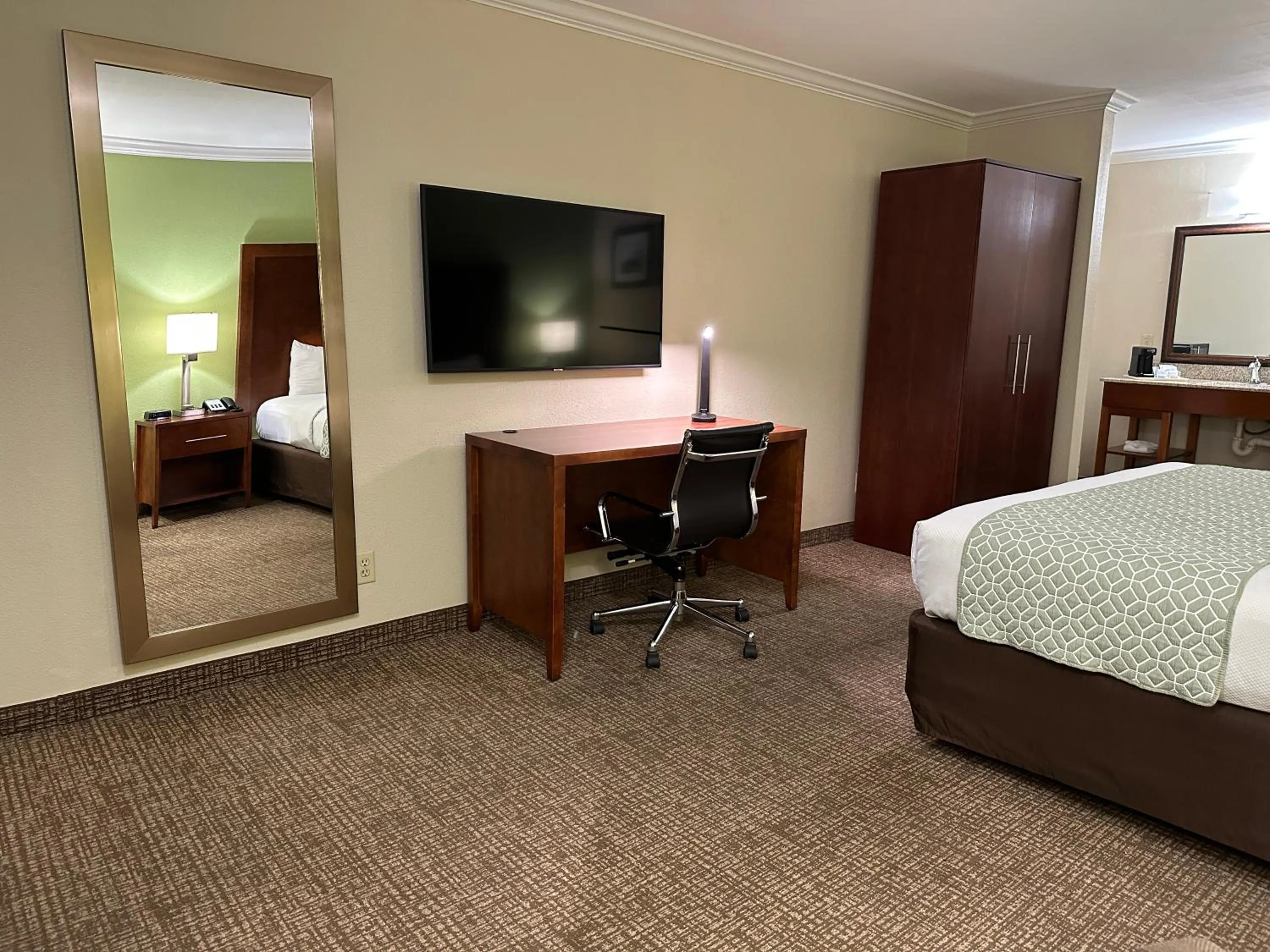 TV and multimedia, Bed in The Hills Inn Eagle Rock - Near Old Town Pasadena