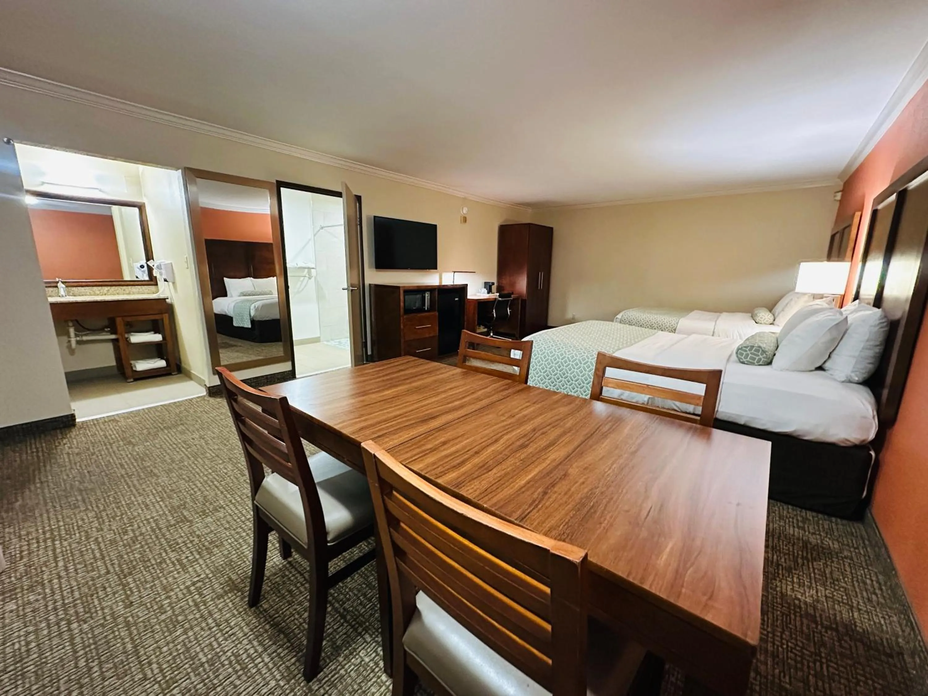 Photo of the whole room in The Hills Inn Eagle Rock - Near Old Town Pasadena